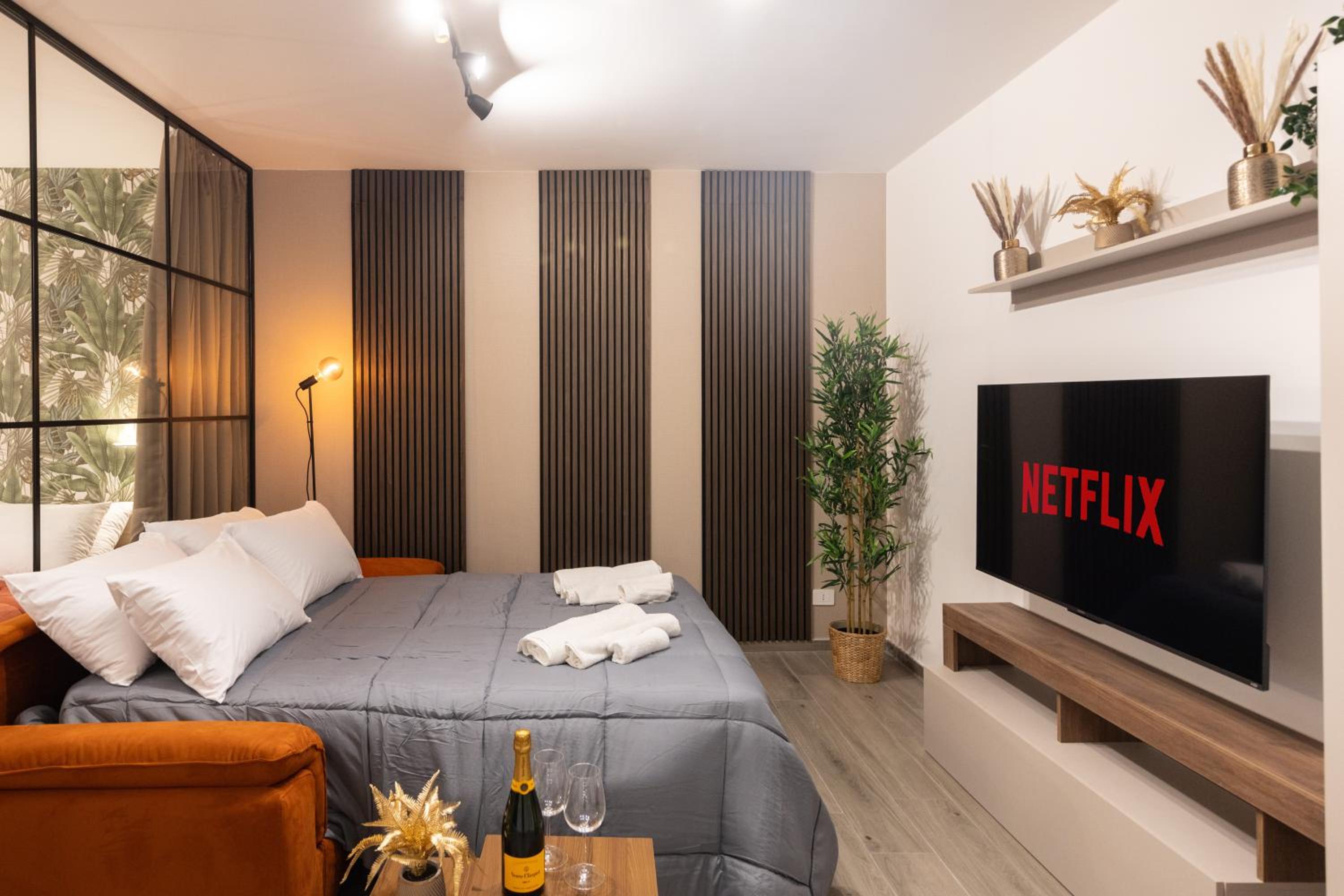 Urban Chic Luxury Suite Apartments