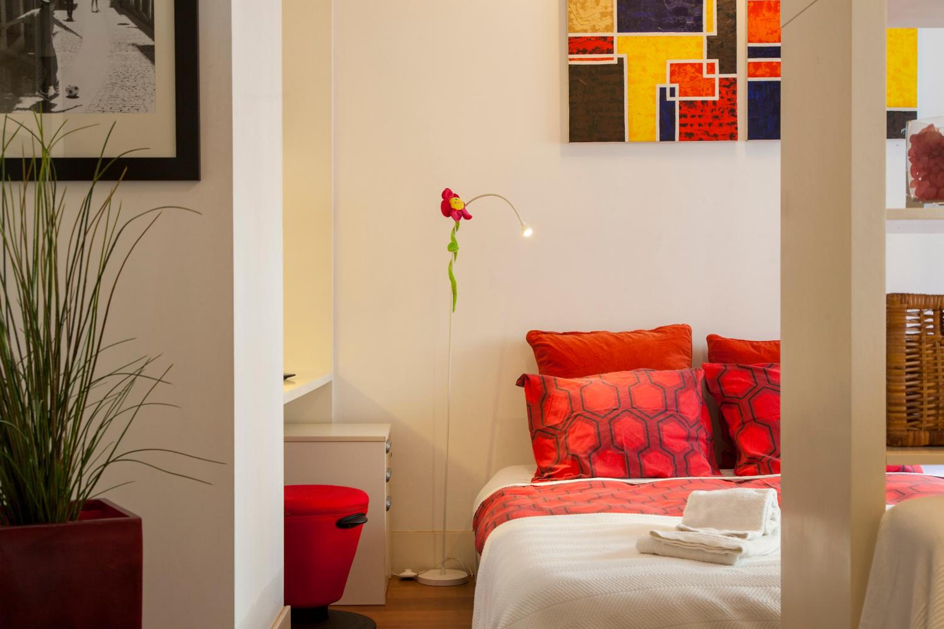 JOIVY Inviting studio near Green Street view 3