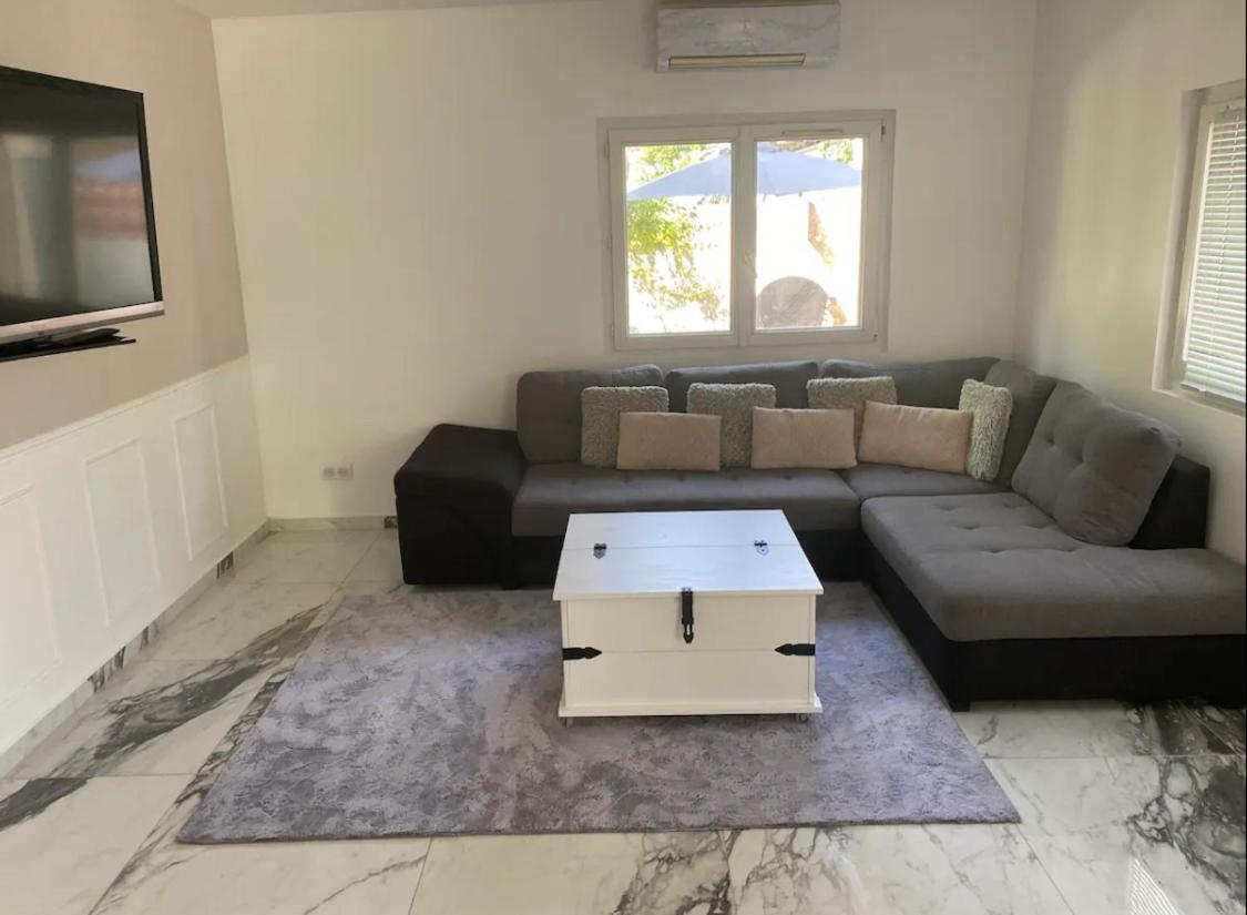 Bas de villa composée d'un 3 pièces et d'un studio avec piscine privée