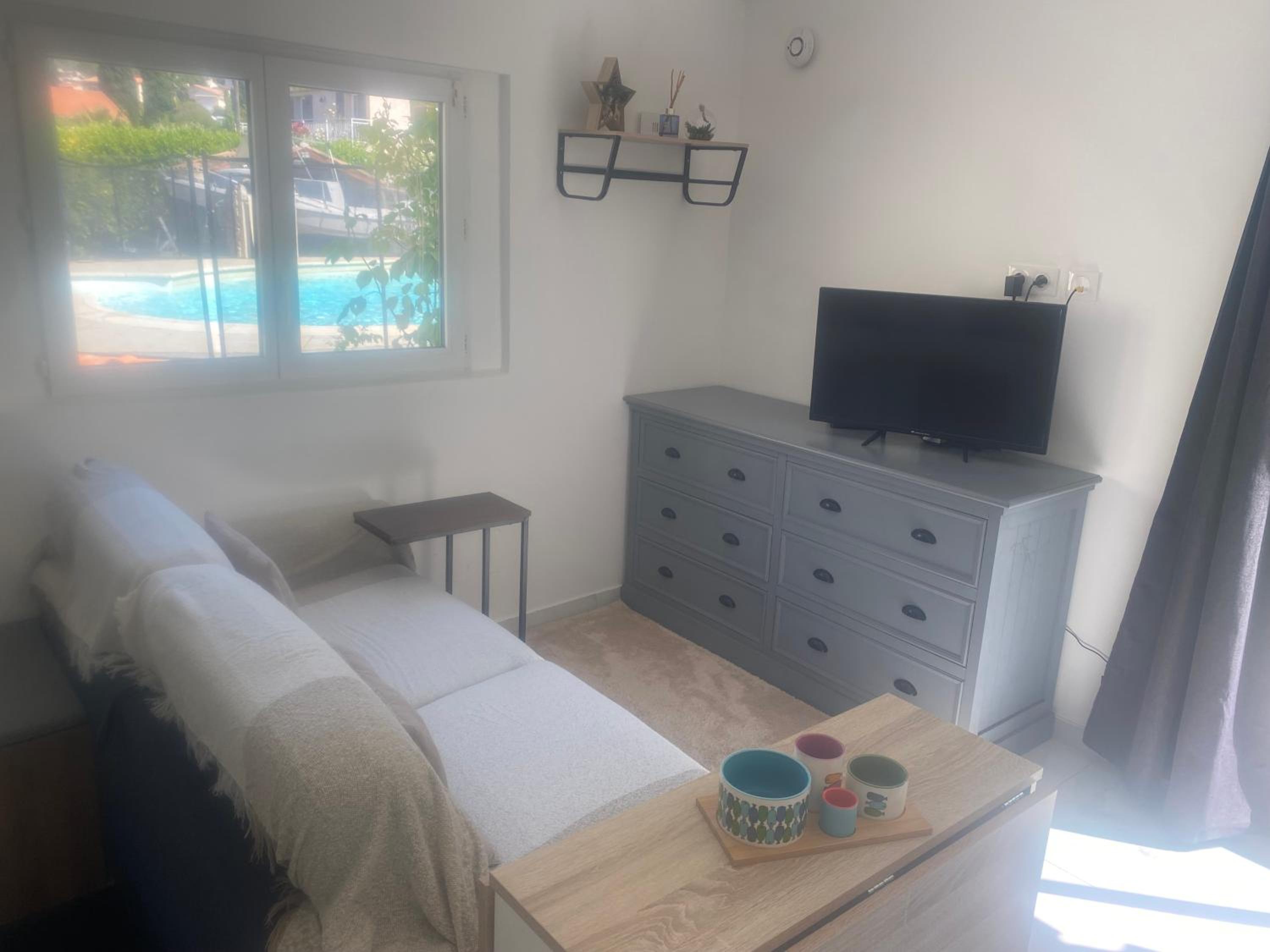 Bas de villa composée d'un 3 pièces et d'un studio avec piscine privée
