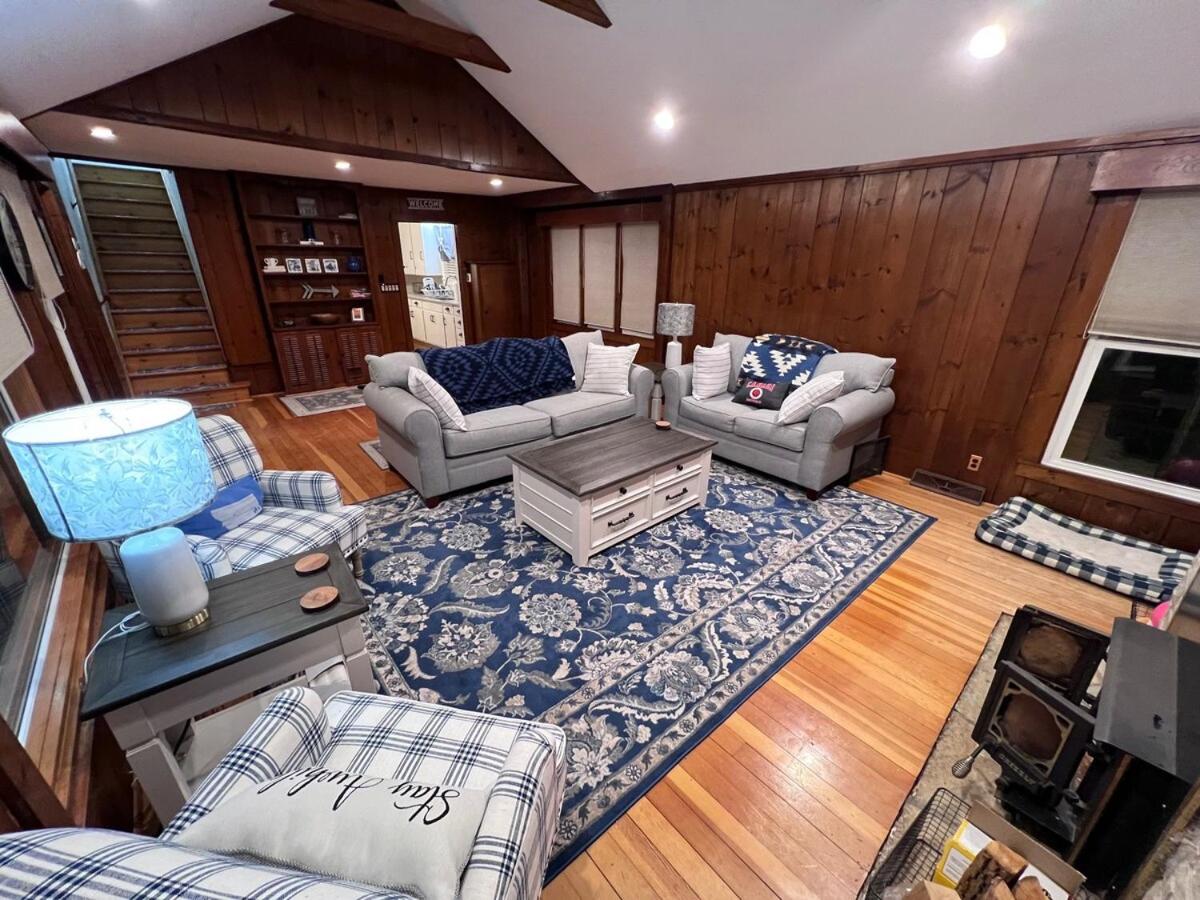 Comfortable Cabin on Lake and 20 min from Ski Hill and Alpine Valley