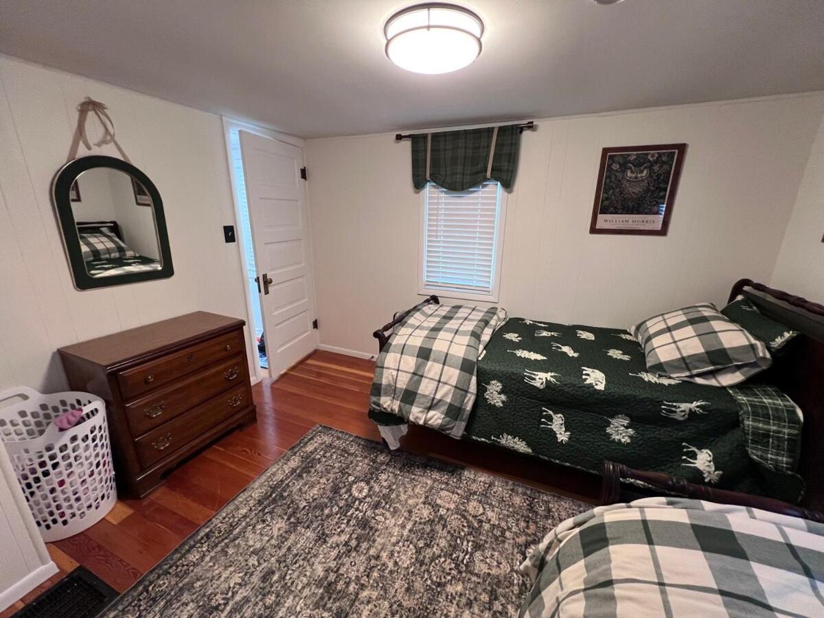Comfortable Cabin on Lake and 20 min from Ski Hill and Alpine Valley