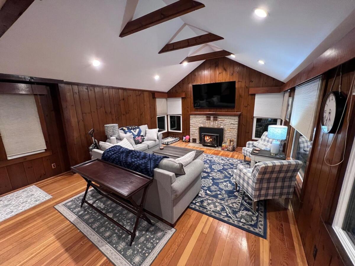 Comfortable Cabin on Lake and 20 min from Ski Hill and Alpine Valley