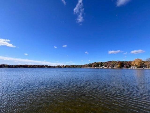 Comfortable Cabin on Lake and 20 min from Ski Hill and Alpine Valley