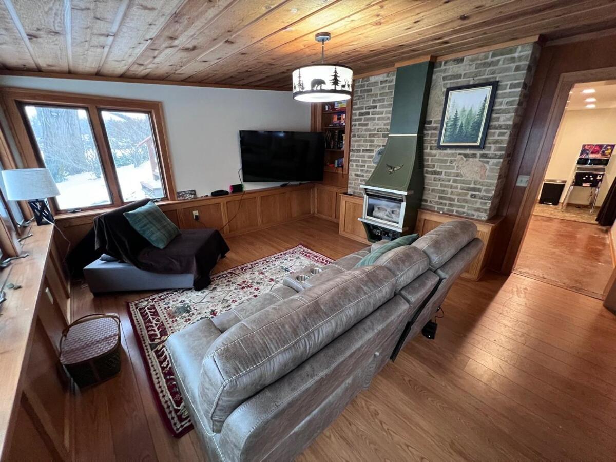 Comfortable Cabin on Lake and 20 min from Ski Hill and Alpine Valley