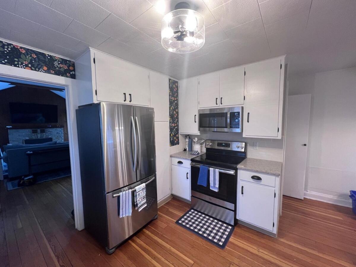 Comfortable Cabin on Lake and 20 min from Ski Hill and Alpine Valley