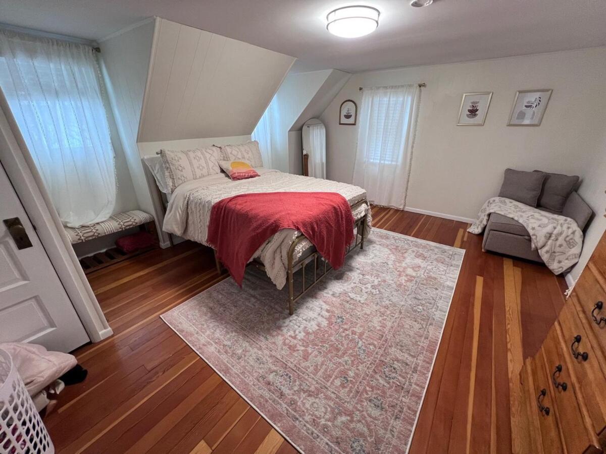 Comfortable Cabin on Lake and 20 min from Ski Hill and Alpine Valley