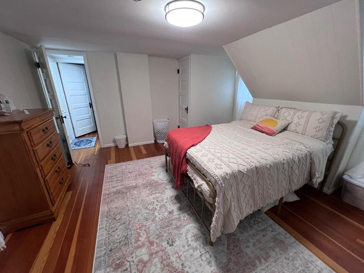 Comfortable Cabin on Lake and 20 min from Ski Hill and Alpine Valley
