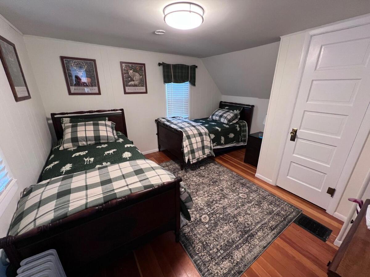 Comfortable Cabin on Lake and 20 min from Ski Hill and Alpine Valley