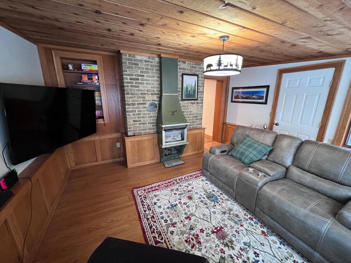 Comfortable Cabin on Lake and 20 min from Ski Hill and Alpine Valley