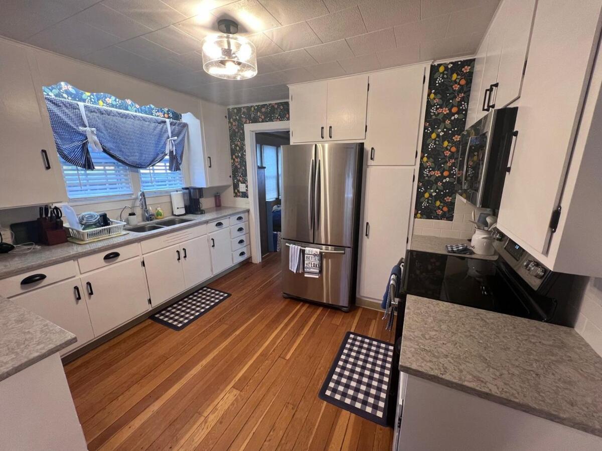 Comfortable Cabin on Lake and 20 min from Ski Hill and Alpine Valley