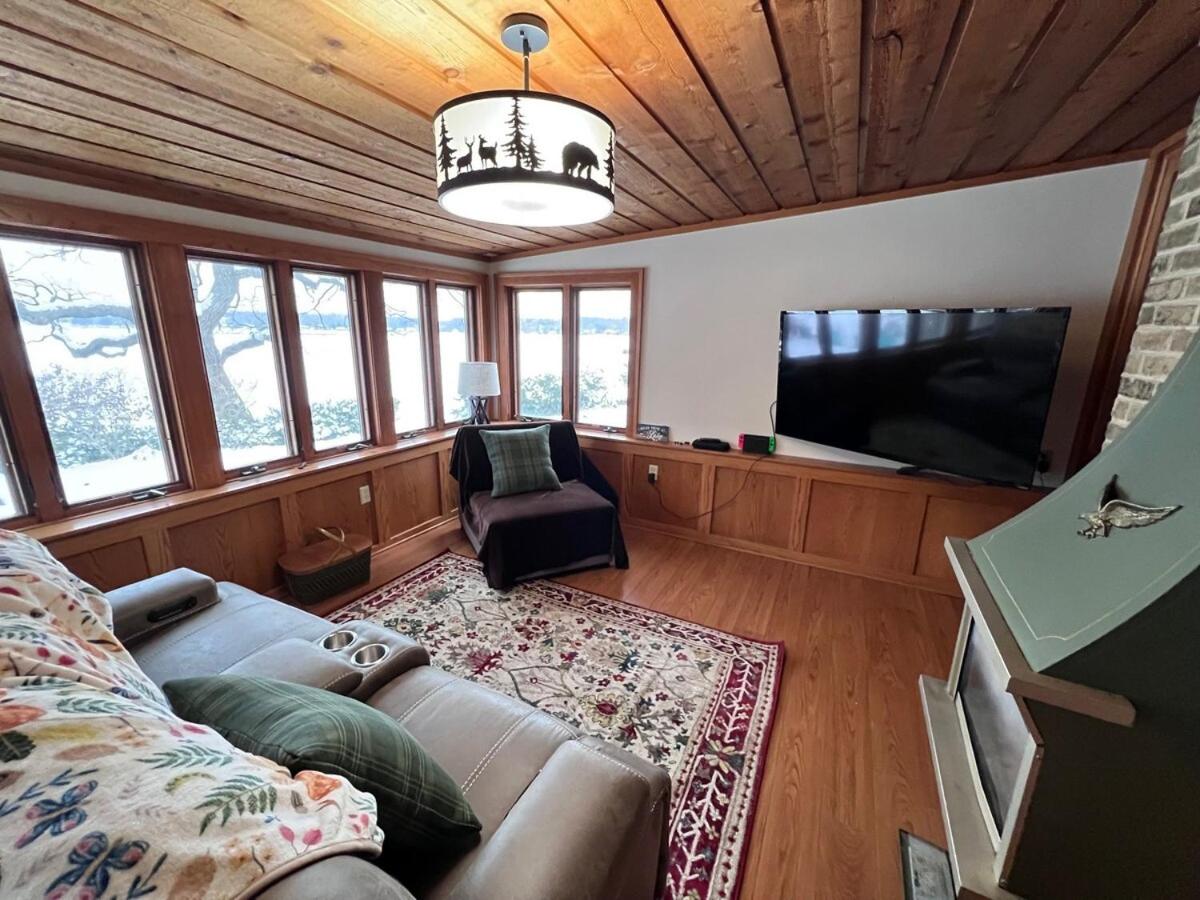 Comfortable Cabin on Lake and 20 min from Ski Hill and Alpine Valley
