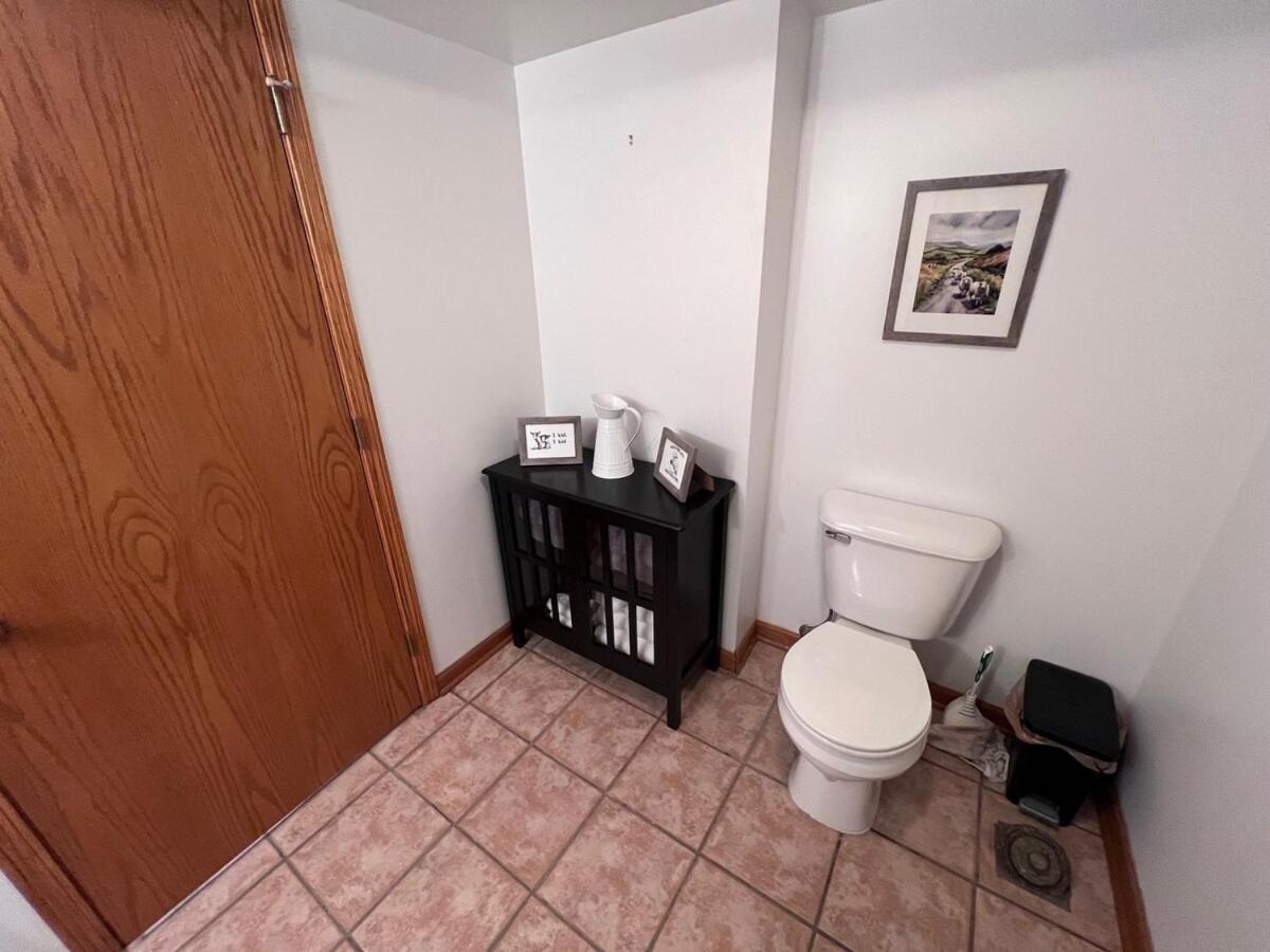 Comfortable Cabin on Lake and 20 min from Ski Hill and Alpine Valley