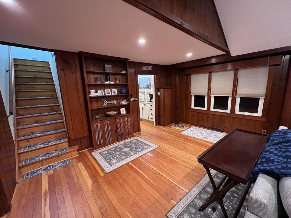 Comfortable Cabin on Lake and 20 min from Ski Hill and Alpine Valley