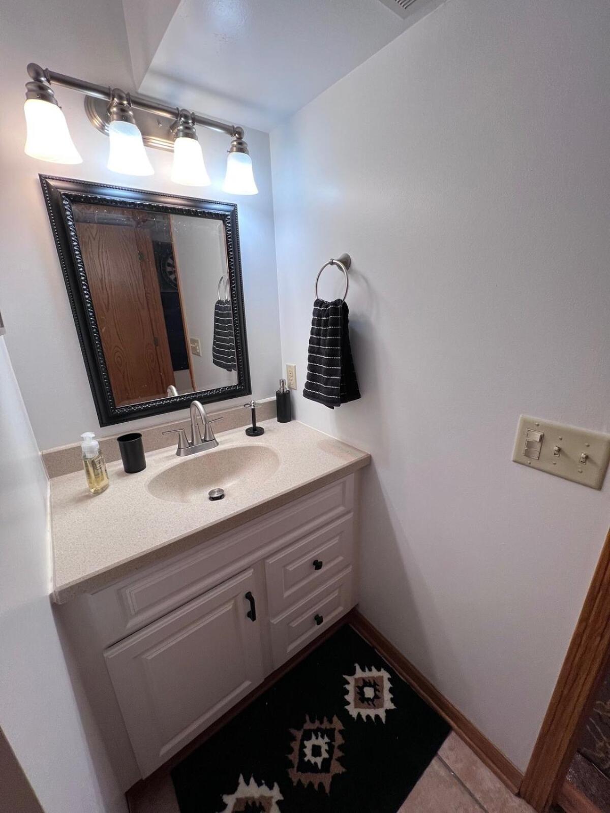 Comfortable Cabin on Lake and 20 min from Ski Hill and Alpine Valley