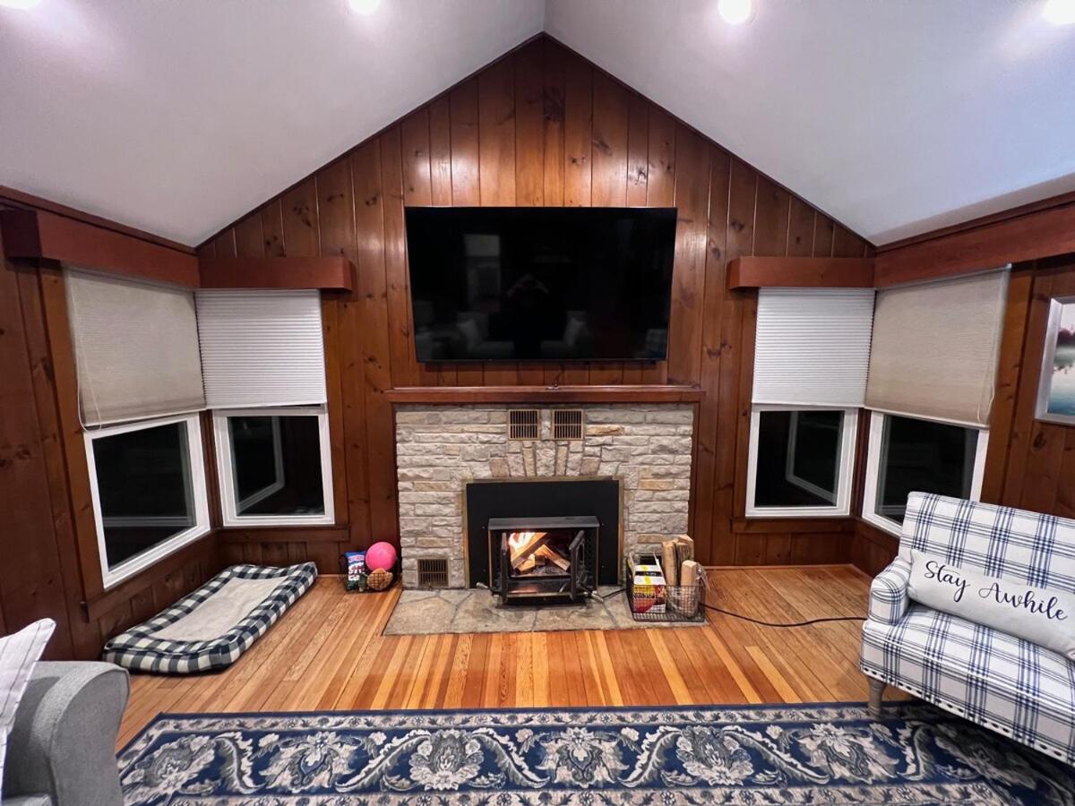 Comfortable Cabin on Lake and 20 min from Ski Hill and Alpine Valley