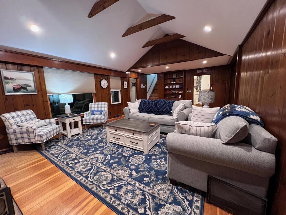 Comfortable Cabin on Lake and 20 min from Ski Hill and Alpine Valley
