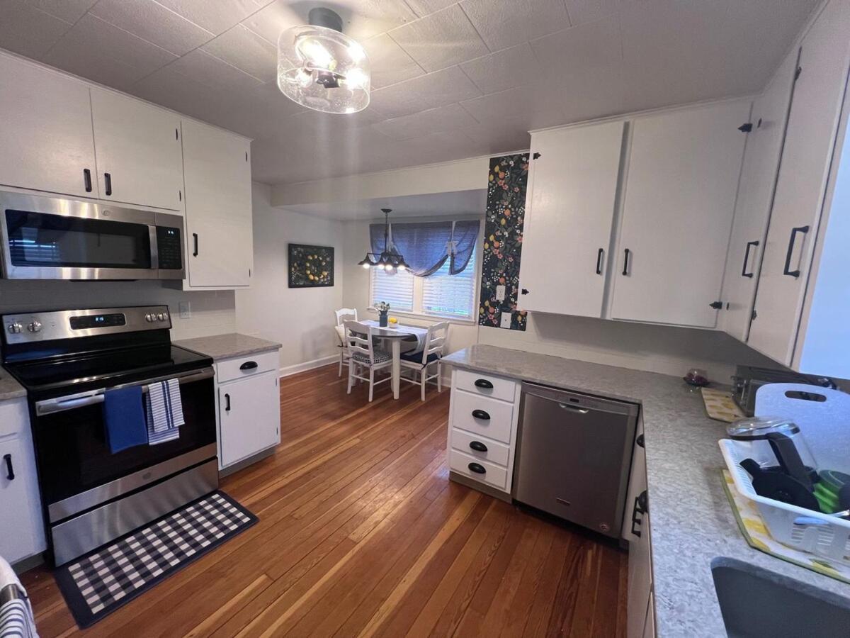 Comfortable Cabin on Lake and 20 min from Ski Hill and Alpine Valley