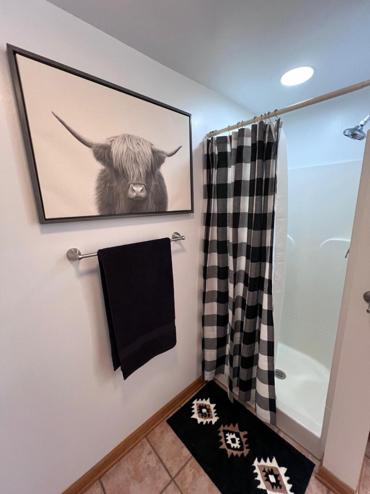 Comfortable Cabin on Lake and 20 min from Ski Hill and Alpine Valley