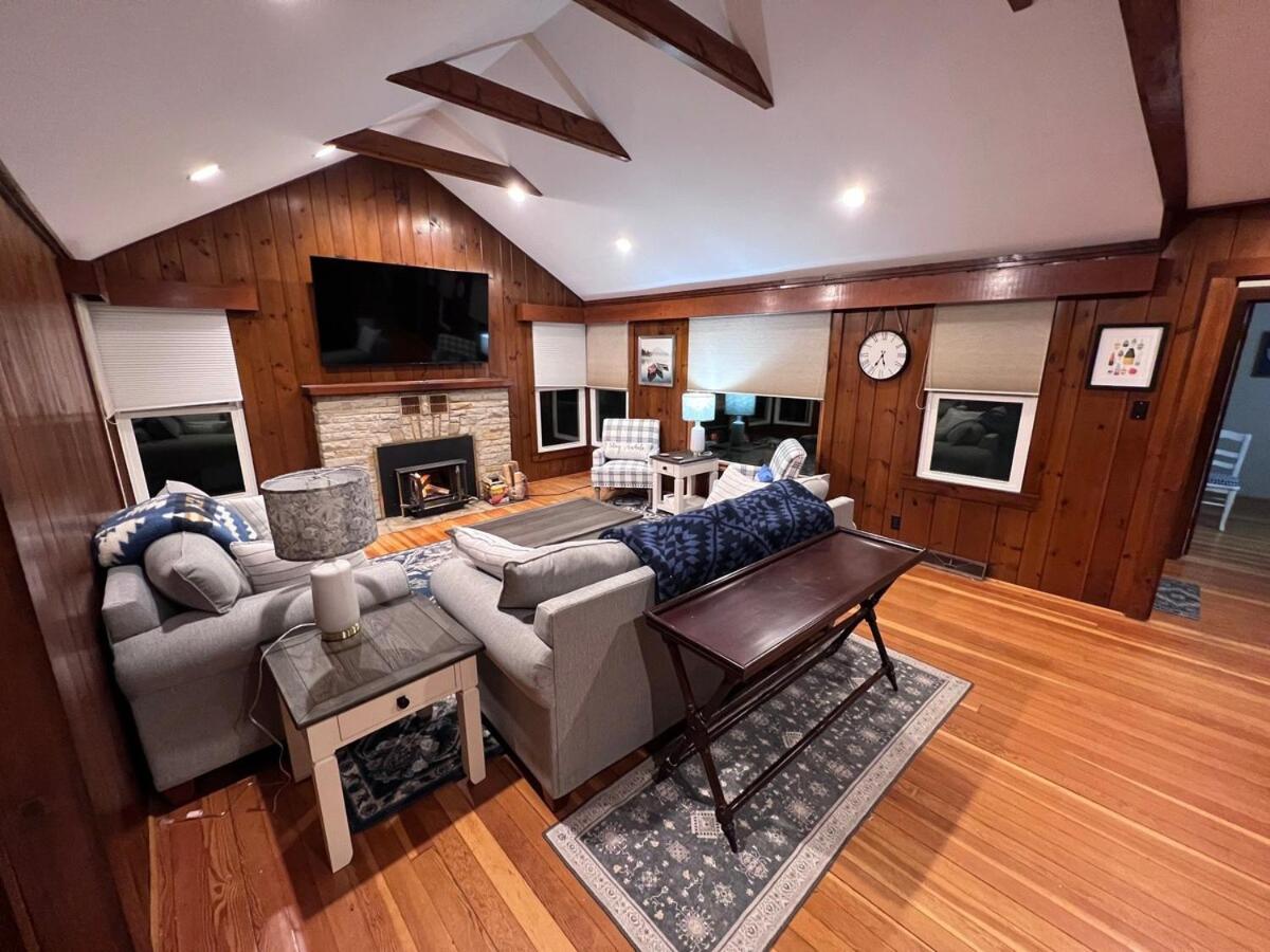 Comfortable Cabin on Lake and 20 min from Ski Hill and Alpine Valley