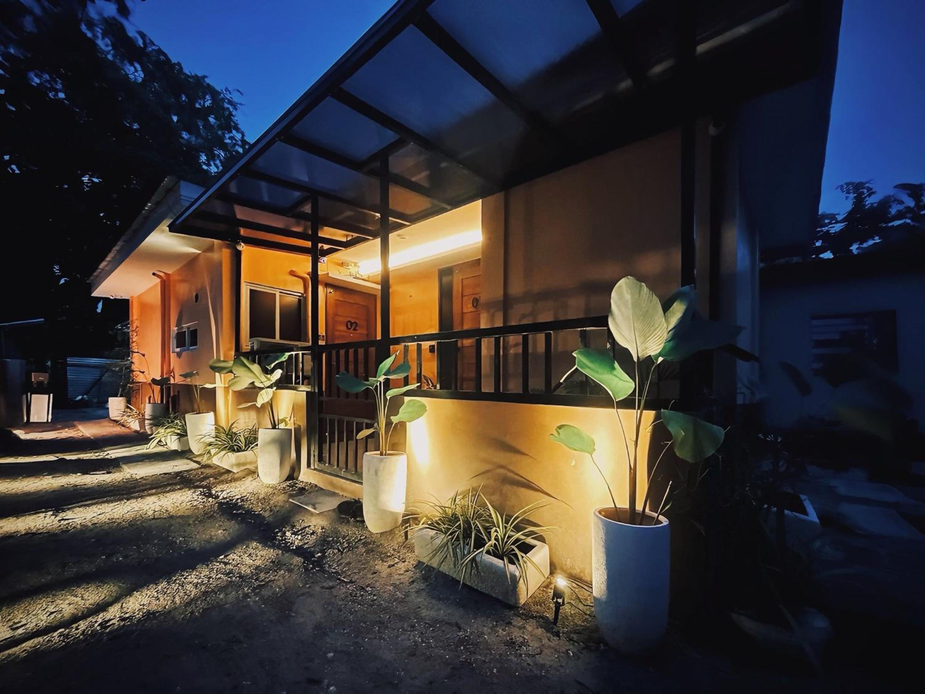 Easy Access Stay, Minutes from Airport on Main Road