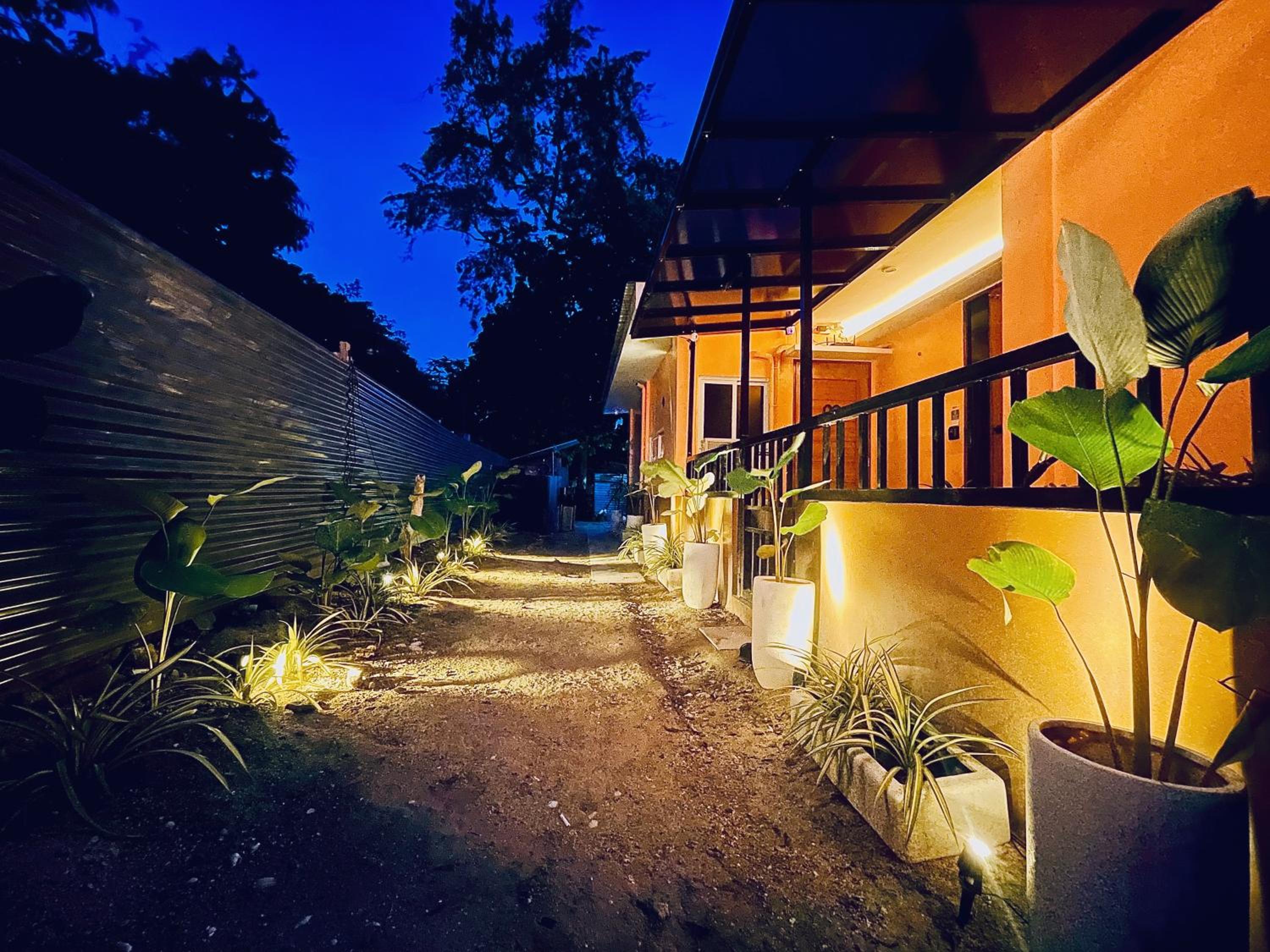 Easy Access Stay, Minutes from Airport on Main Road