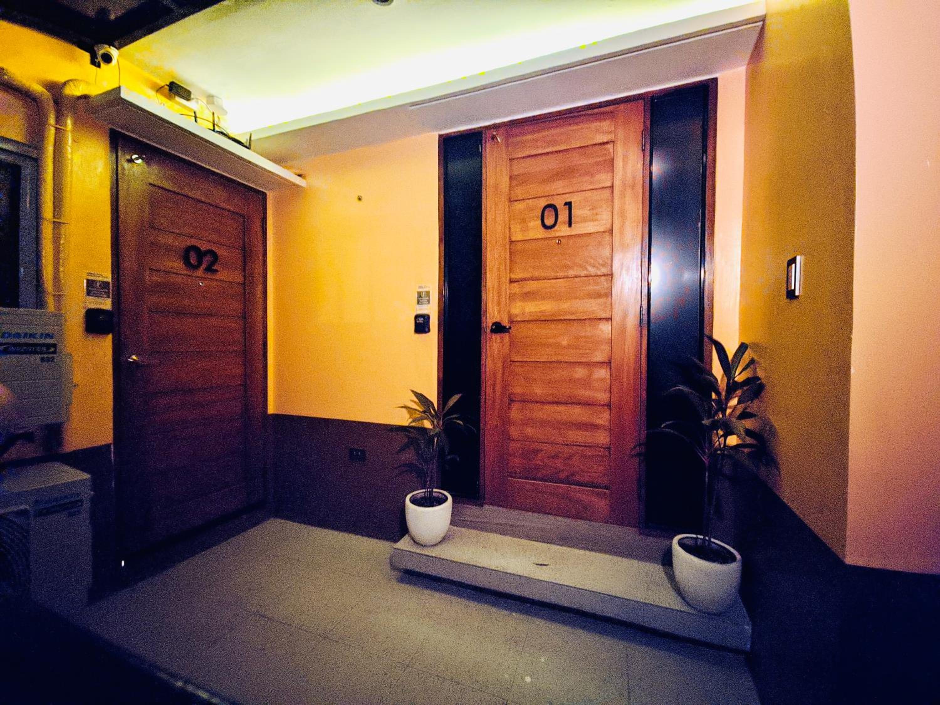 Easy Access Stay, Minutes from Airport on Main Road