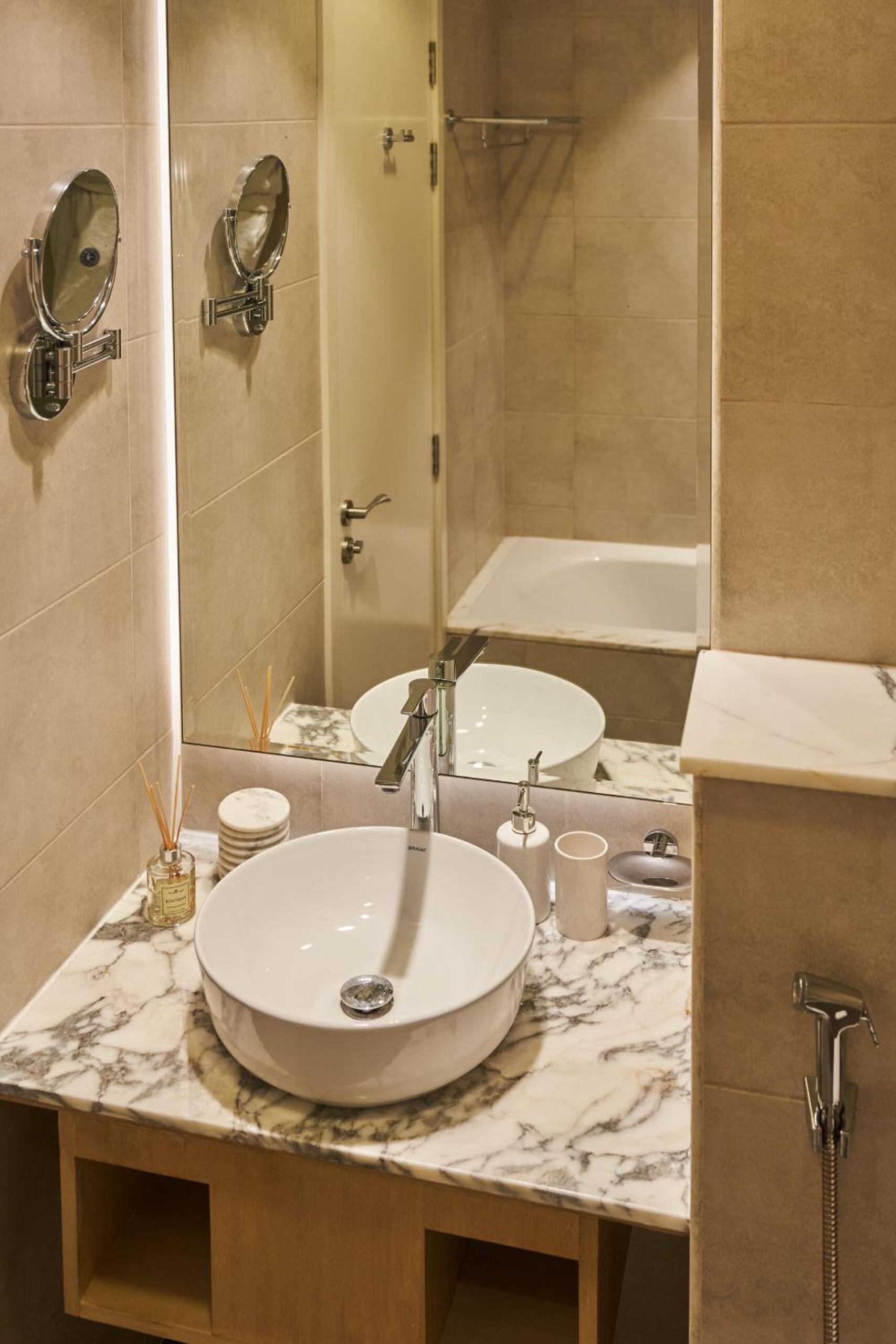 Paramount - Luxury 2BR Apartments with Burj or Sea Views - Access to the Infinity Pool on 64th Floor