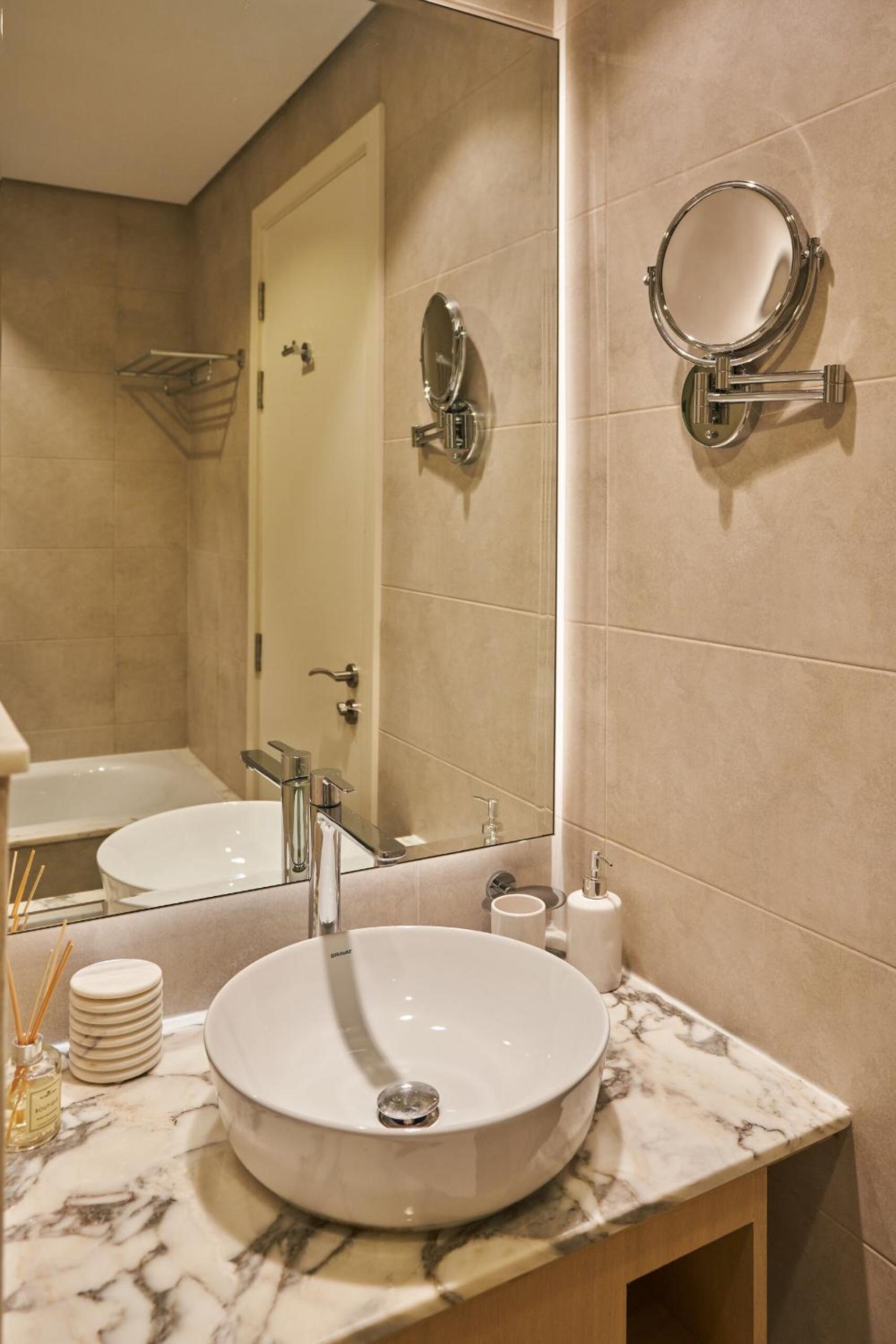 Paramount - Luxury 2BR Apartments with Burj or Sea Views - Access to the Infinity Pool on 64th Floor