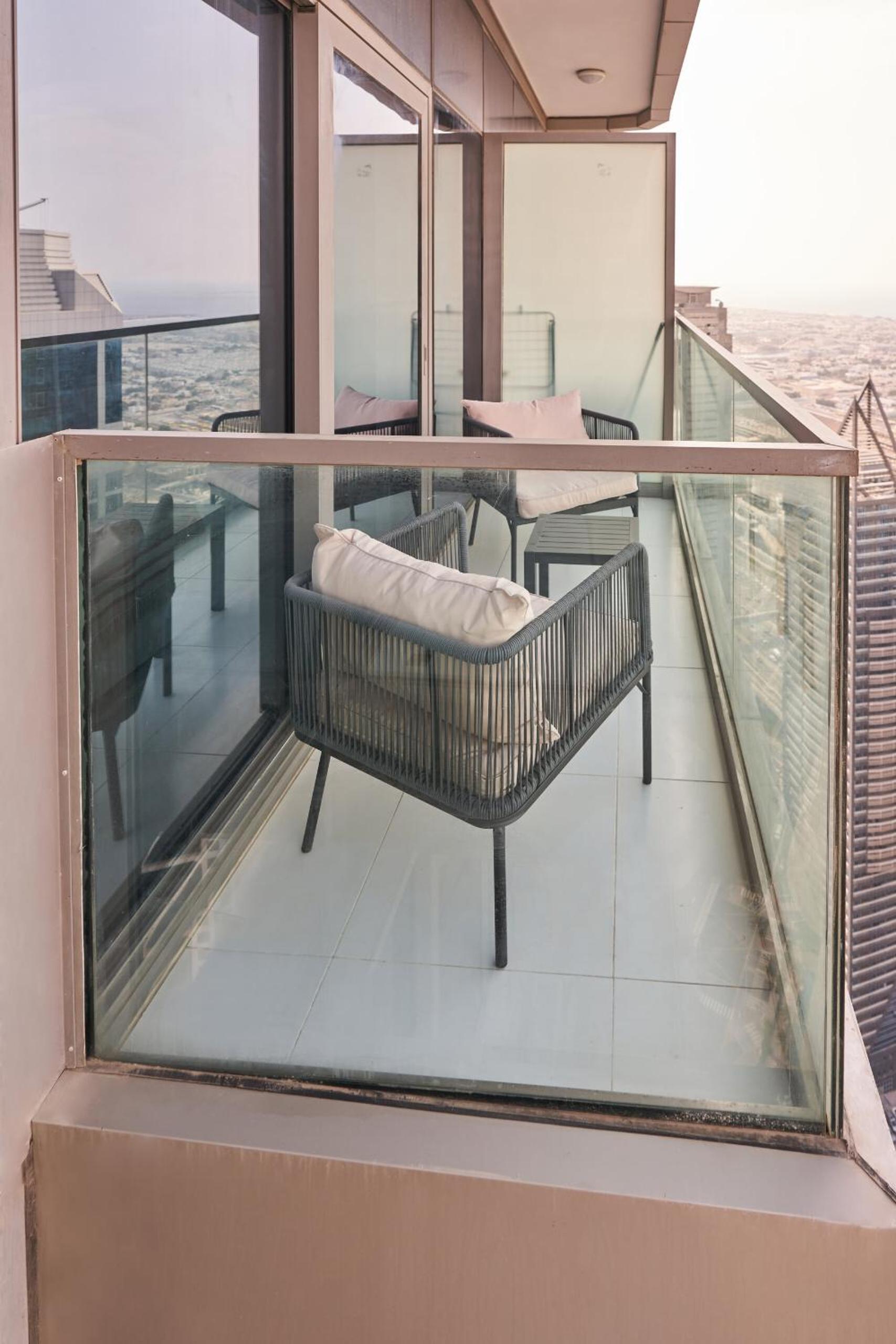 Paramount - Luxury 2BR Apartments with Burj or Sea Views - Access to the Infinity Pool on 64th Floor