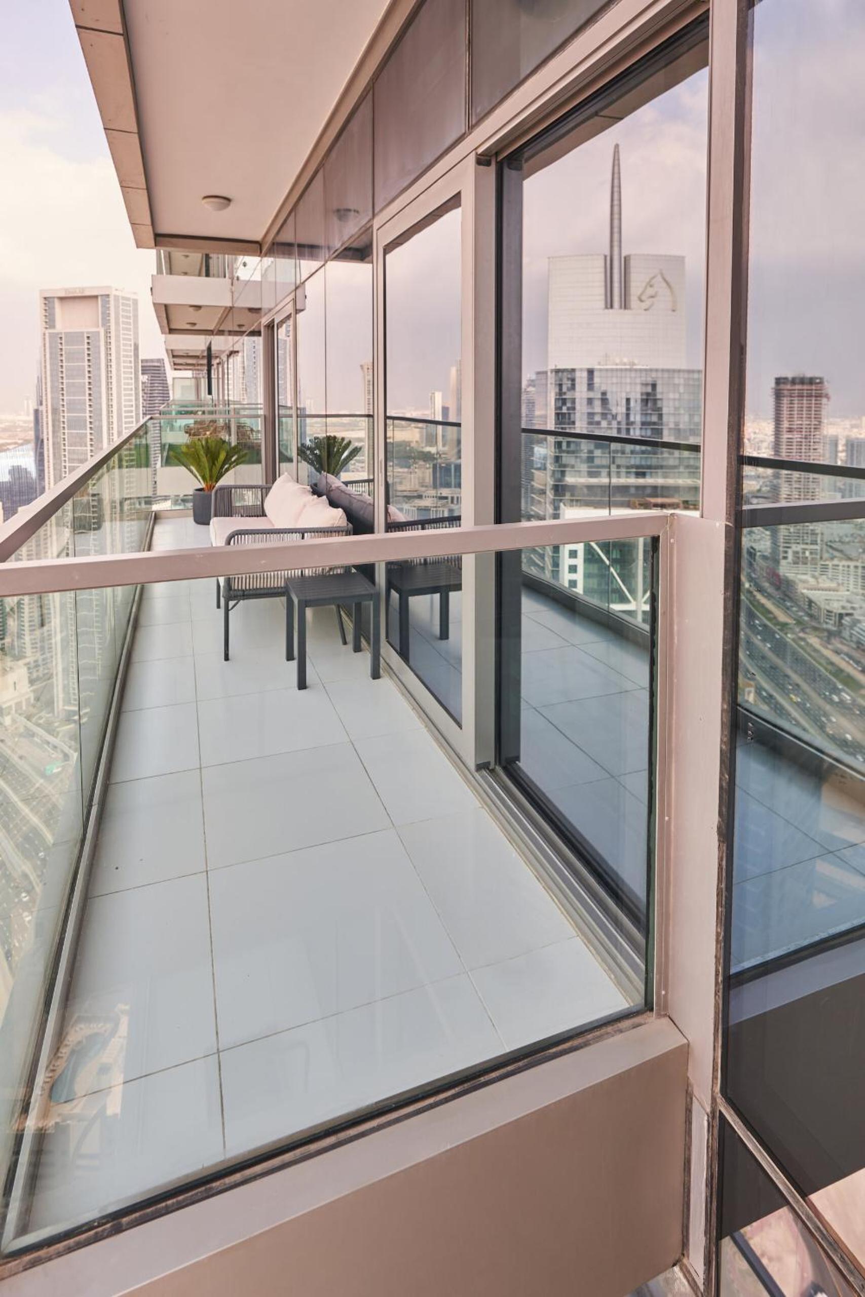 Paramount - Luxury 2BR Apartments with Burj or Sea Views - Access to the Infinity Pool on 64th Floor