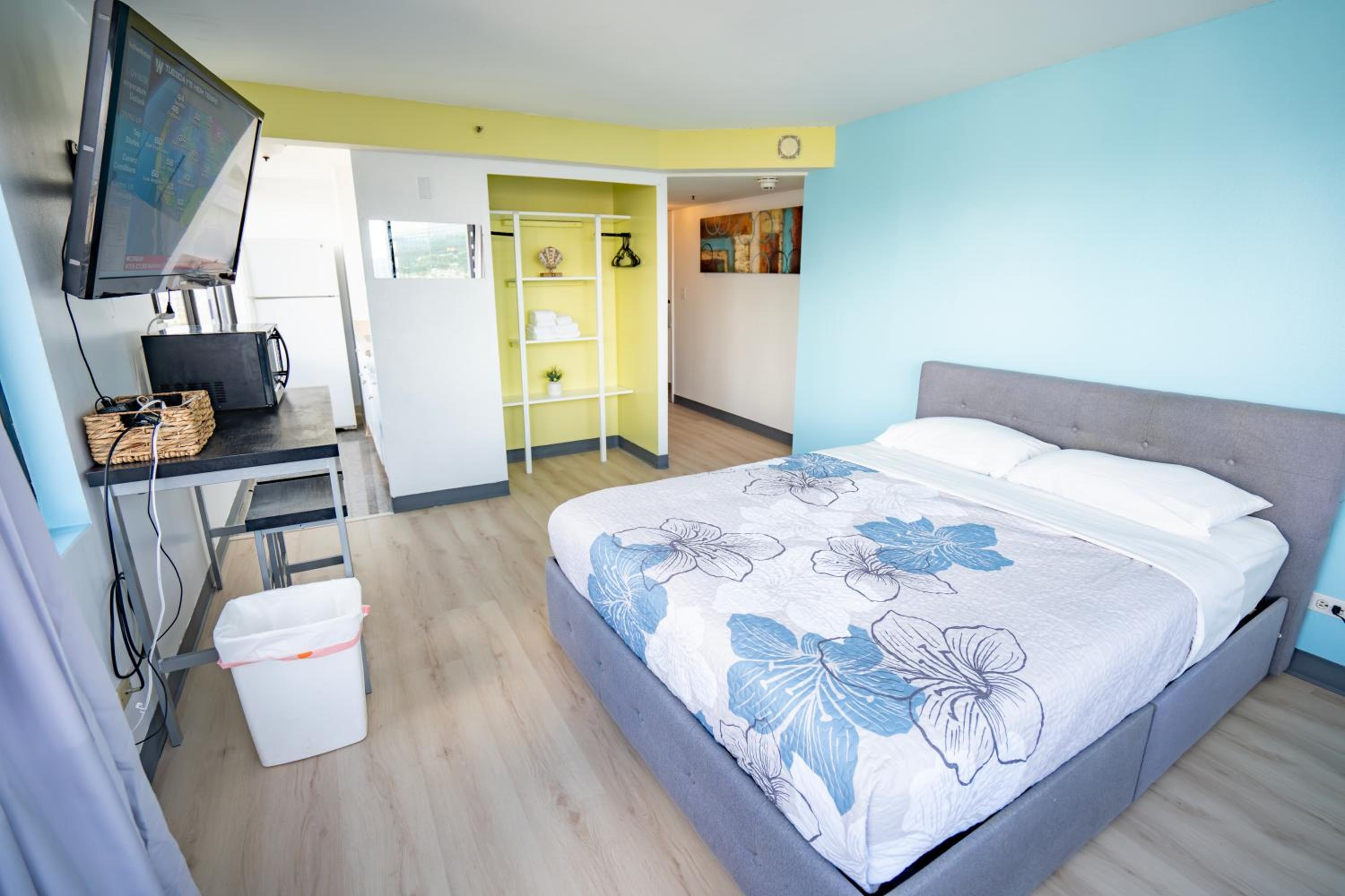 Waikiki Seaside Monarch Paradise Hotel Studio Near Waikiki - Mountain and City View - Full Kitchen