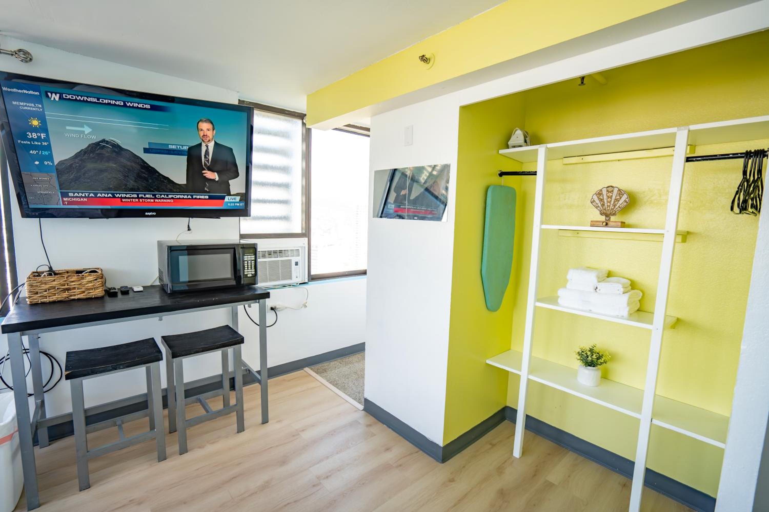 Waikiki Seaside Monarch Paradise Hotel Studio Near Waikiki - Mountain and City View - Full Kitchen