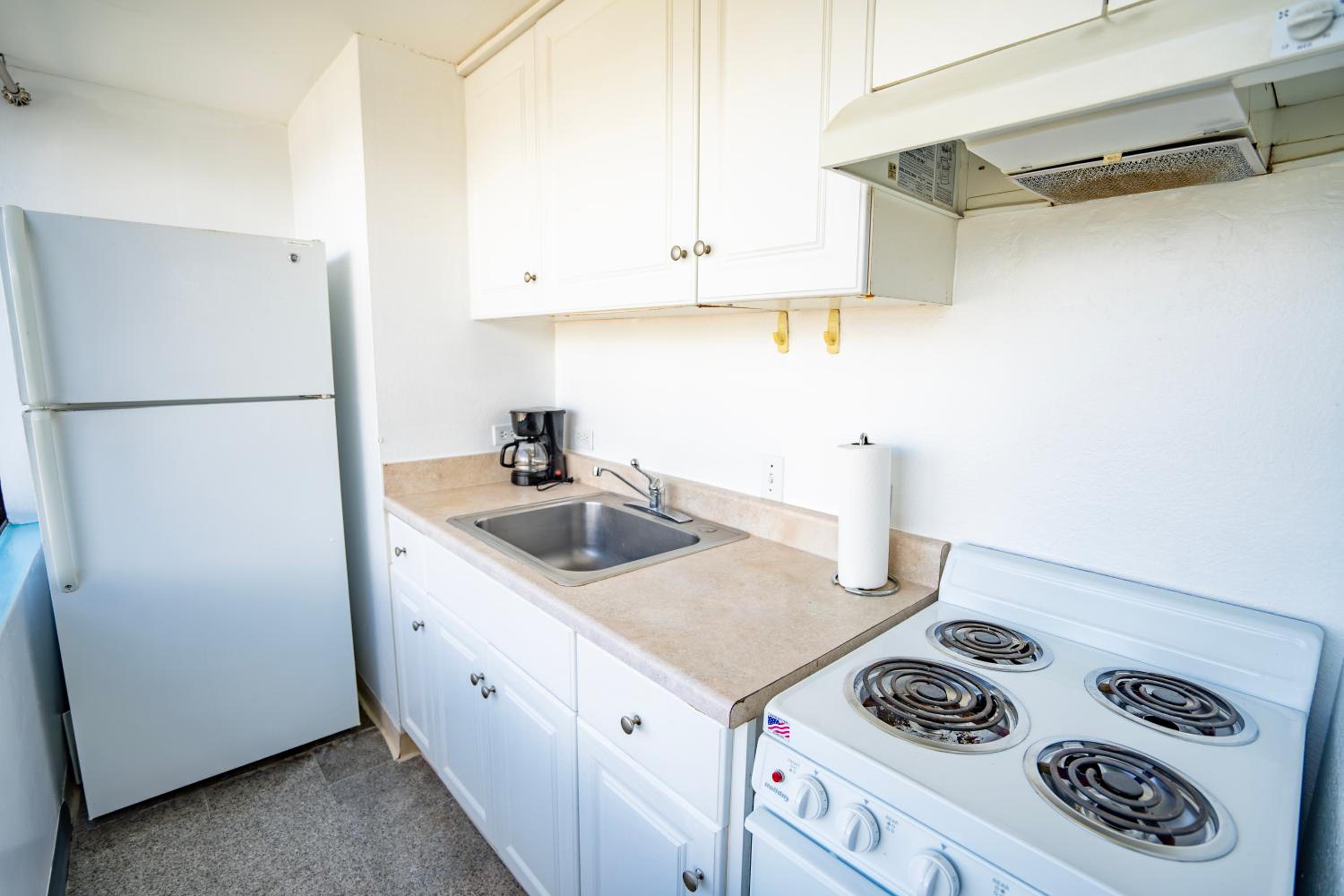 Waikiki Seaside Monarch Paradise Hotel Studio Near Waikiki - Mountain and City View - Full Kitchen
