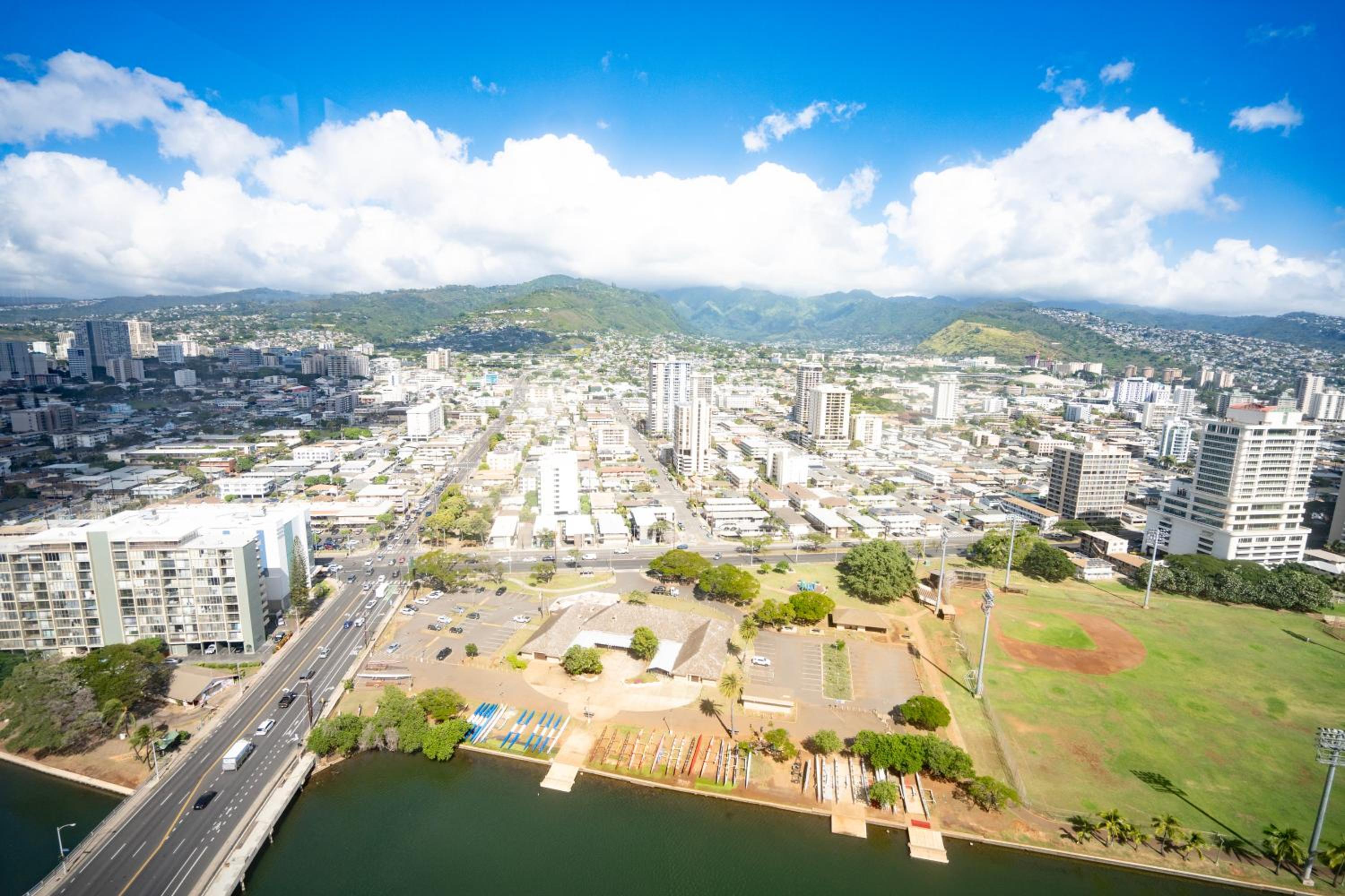 Waikiki Seaside Monarch Paradise Hotel Studio Near Waikiki - Mountain and City View - Full Kitchen