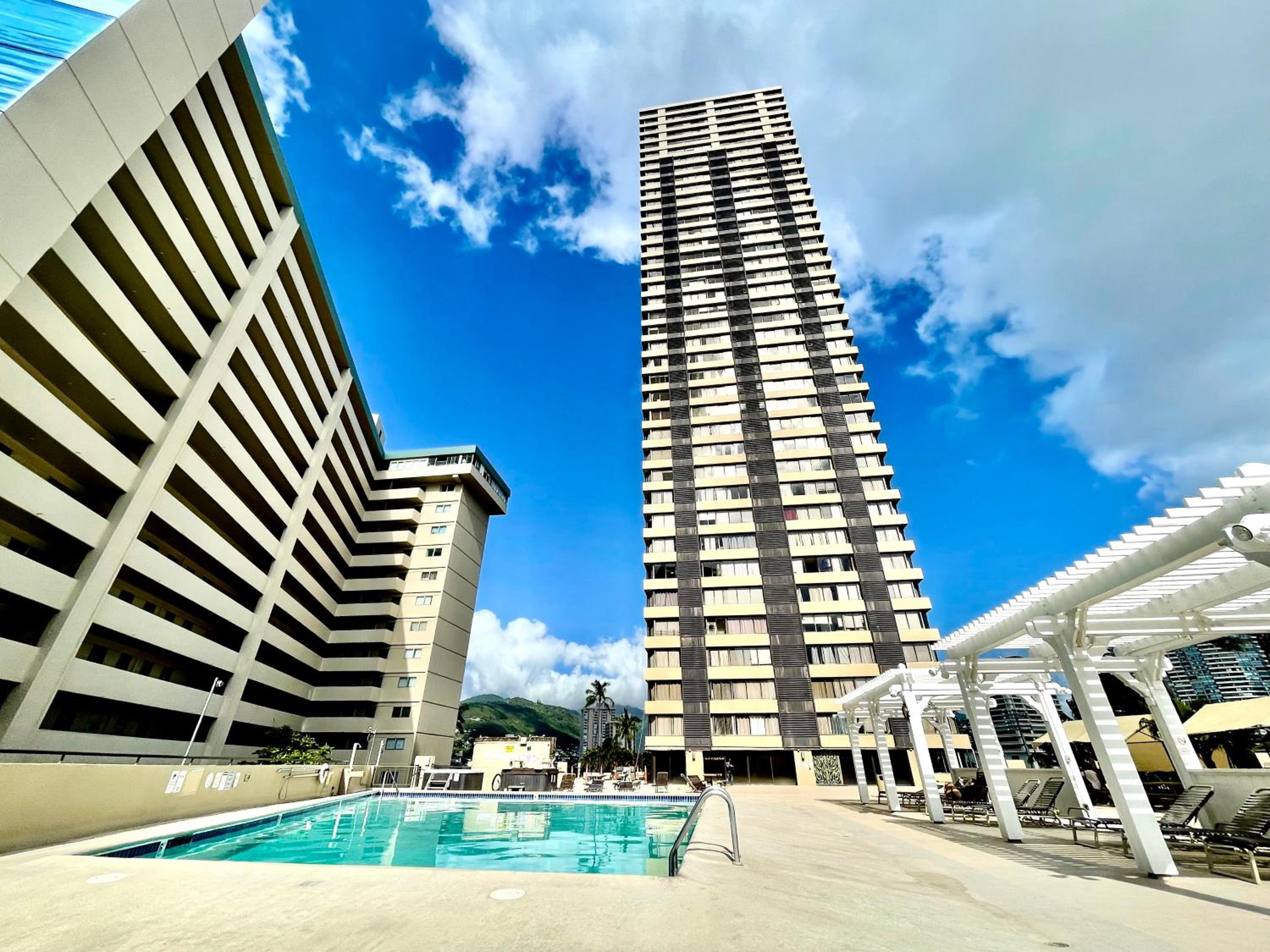 Waikiki Seaside Monarch Paradise Hotel Studio Near Waikiki - Mountain and City View - Full Kitchen