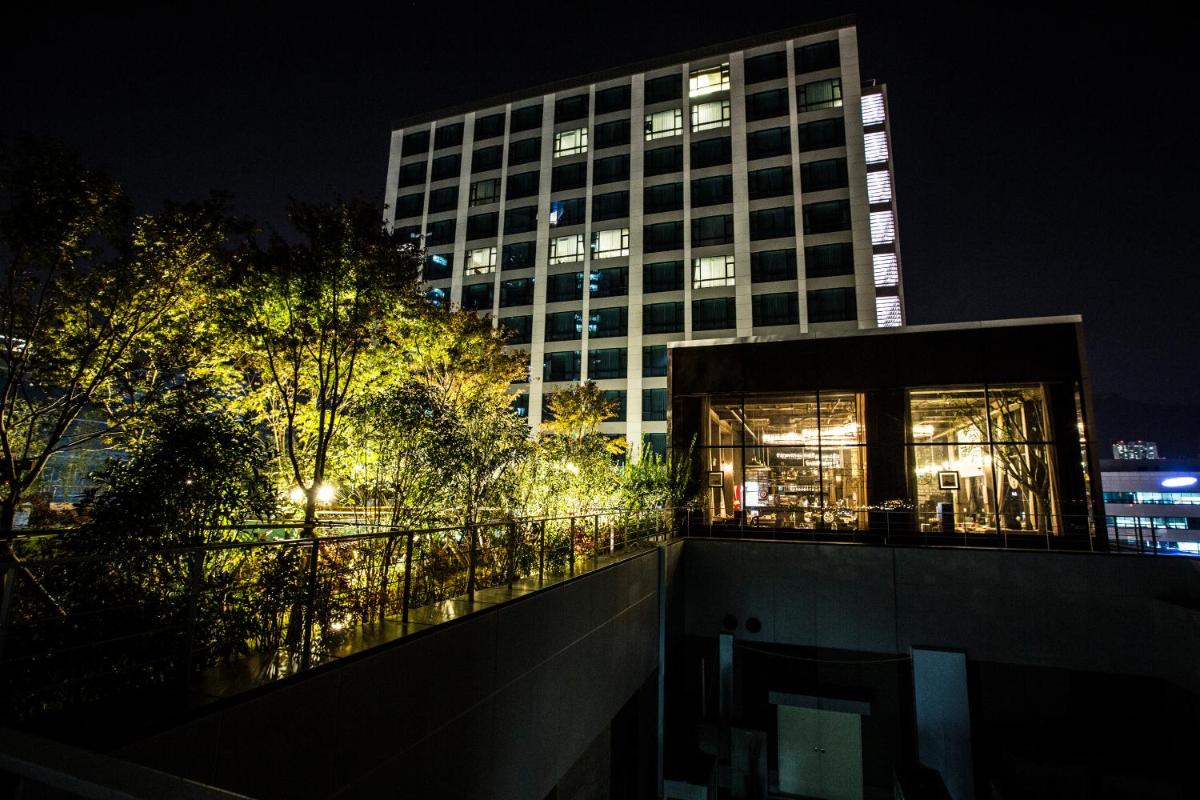 I Square Hotel