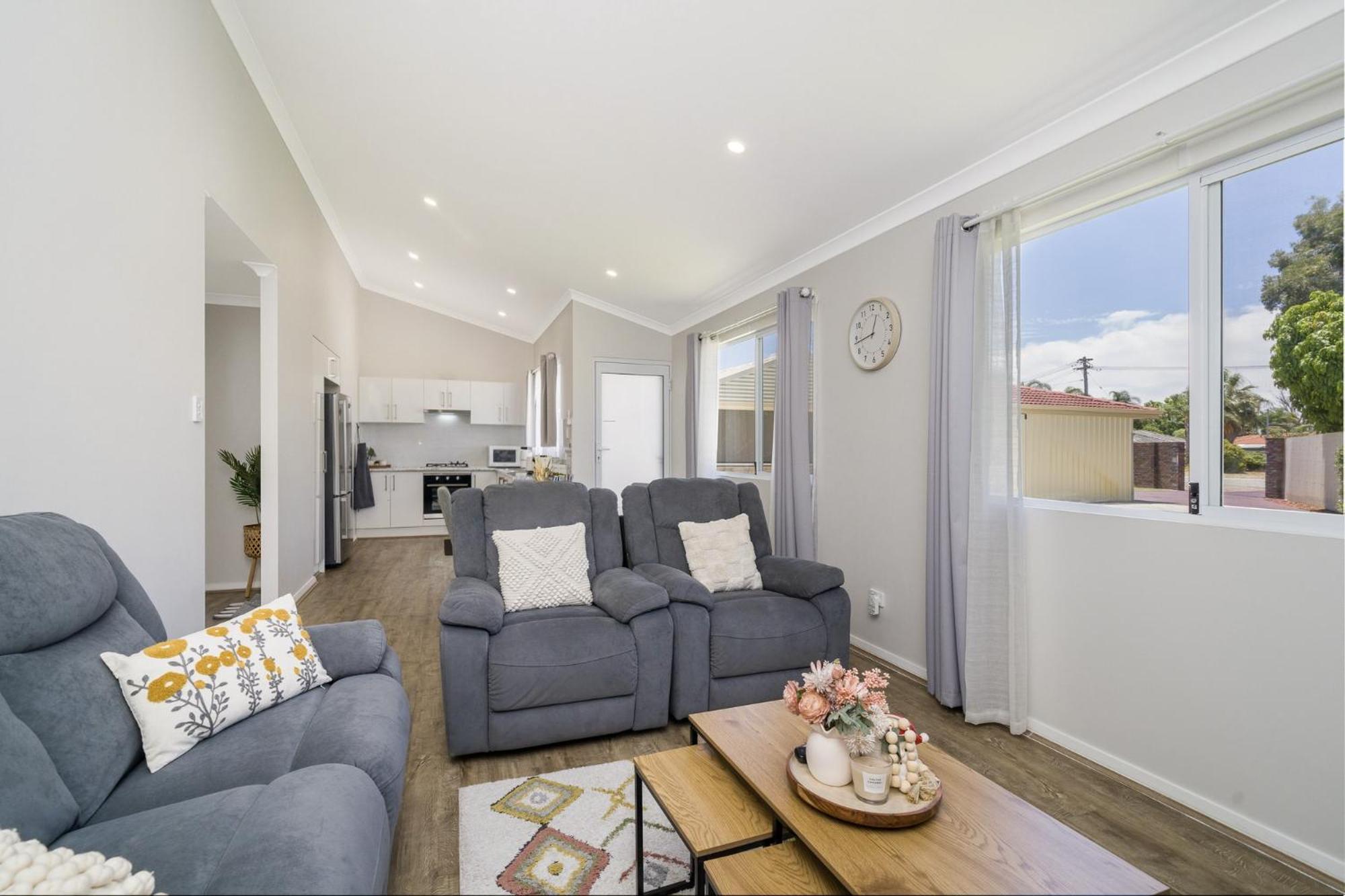 Bright and Spacious 2-Bed Thornlie Family Home