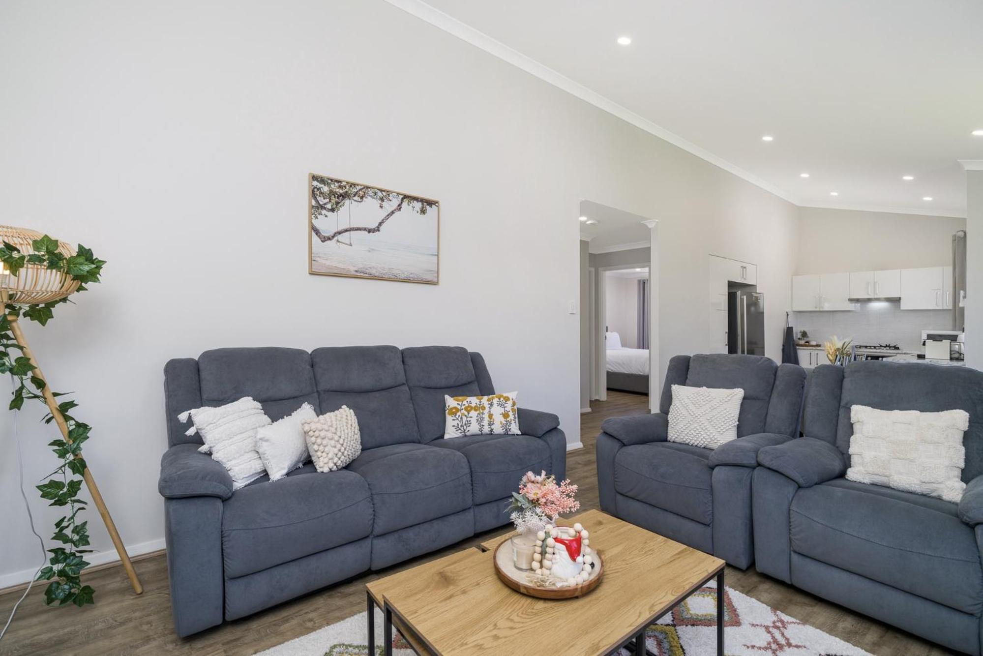 Bright and Spacious 2-Bed Thornlie Family Home