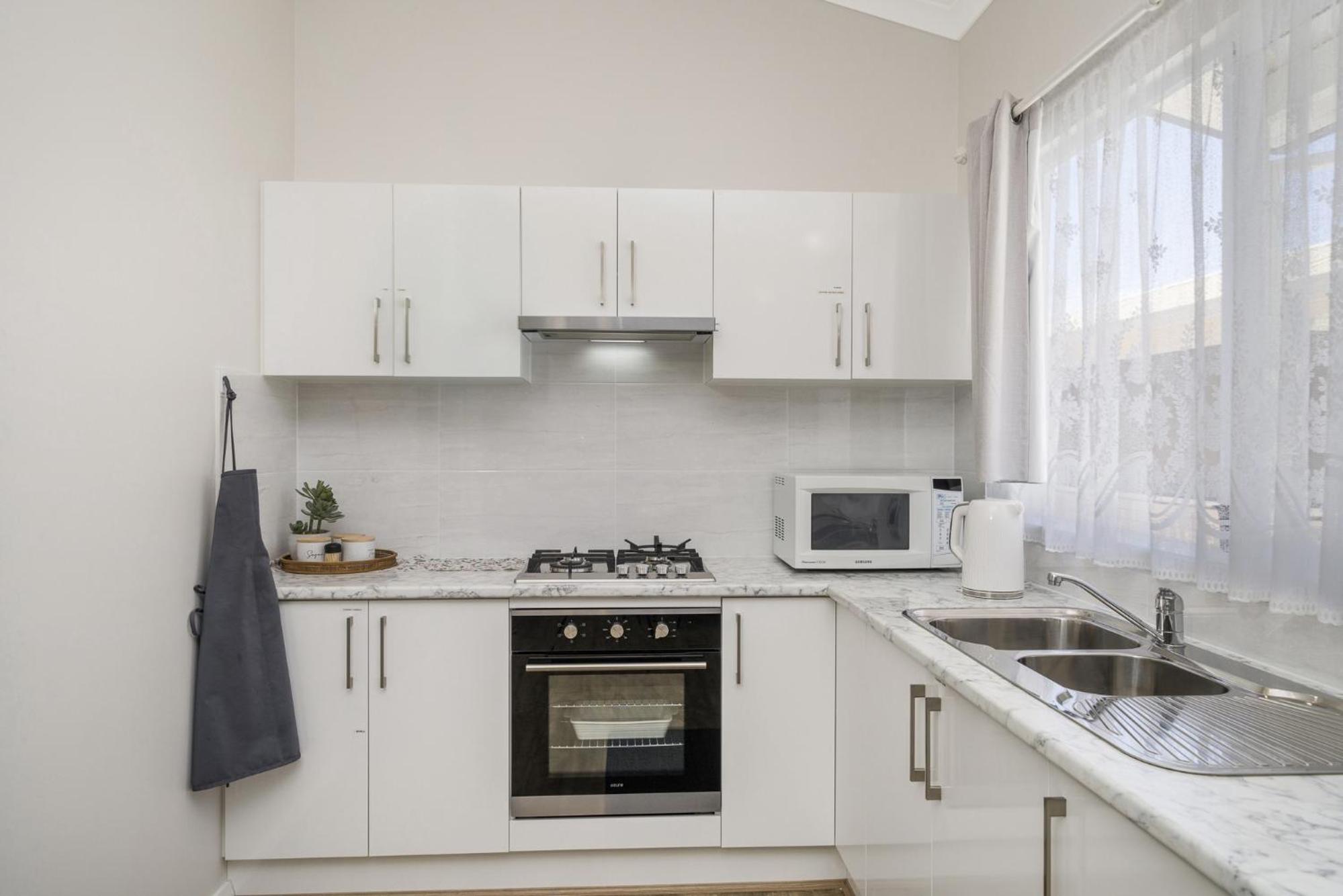 Bright and Spacious 2-Bed Thornlie Family Home