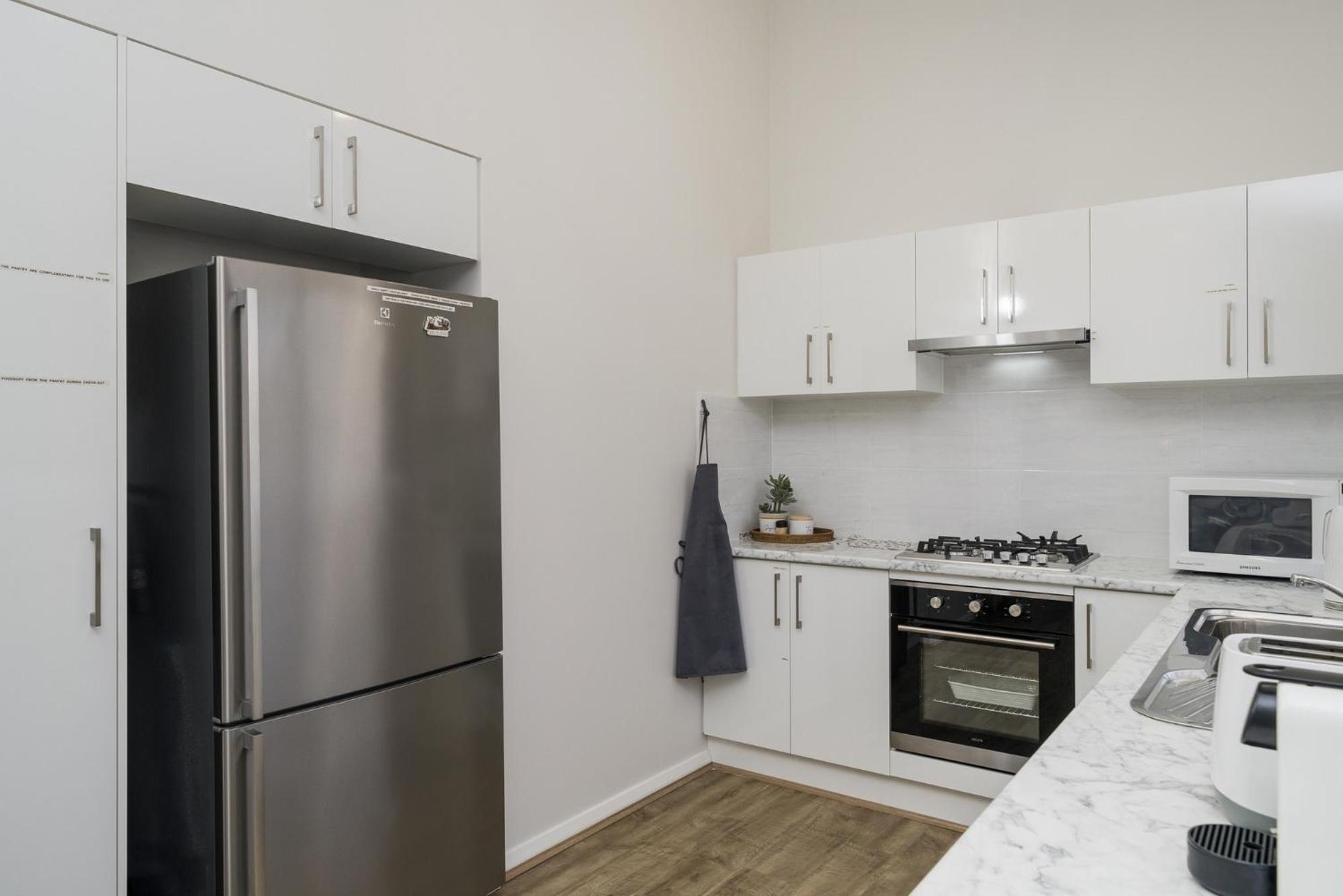 Bright and Spacious 2-Bed Thornlie Family Home