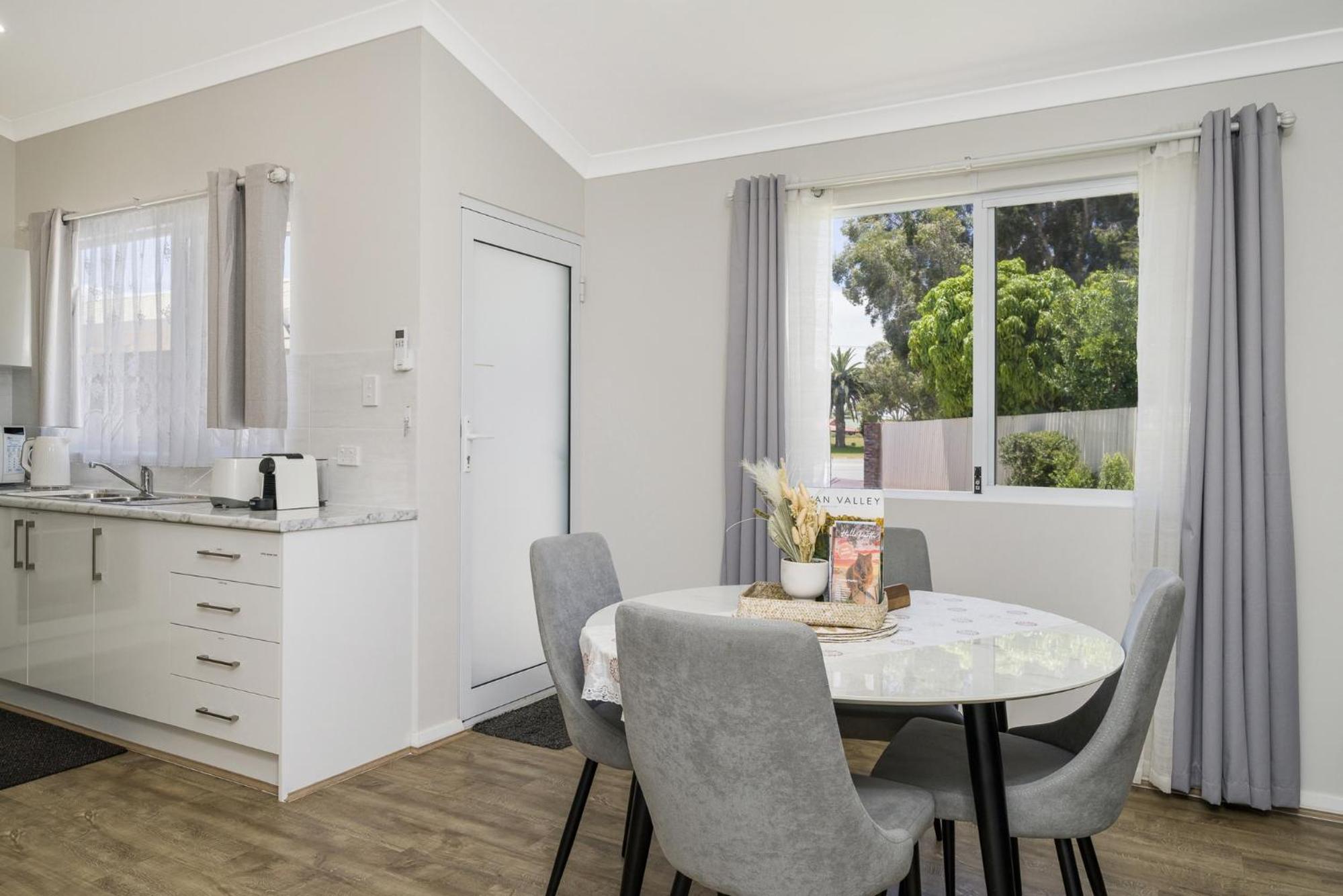 Bright and Spacious 2-Bed Thornlie Family Home