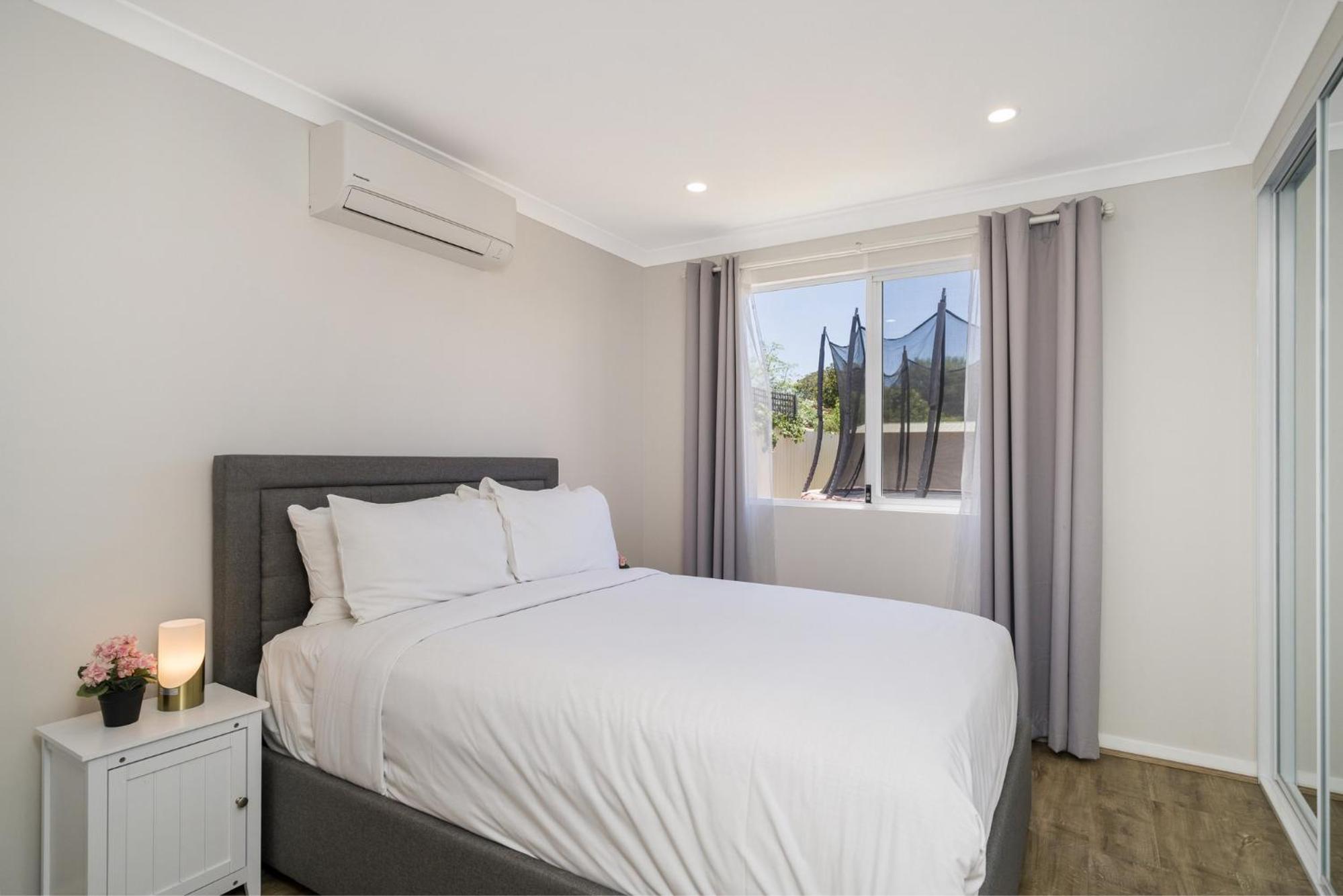 Bright and Spacious 2-Bed Thornlie Family Home