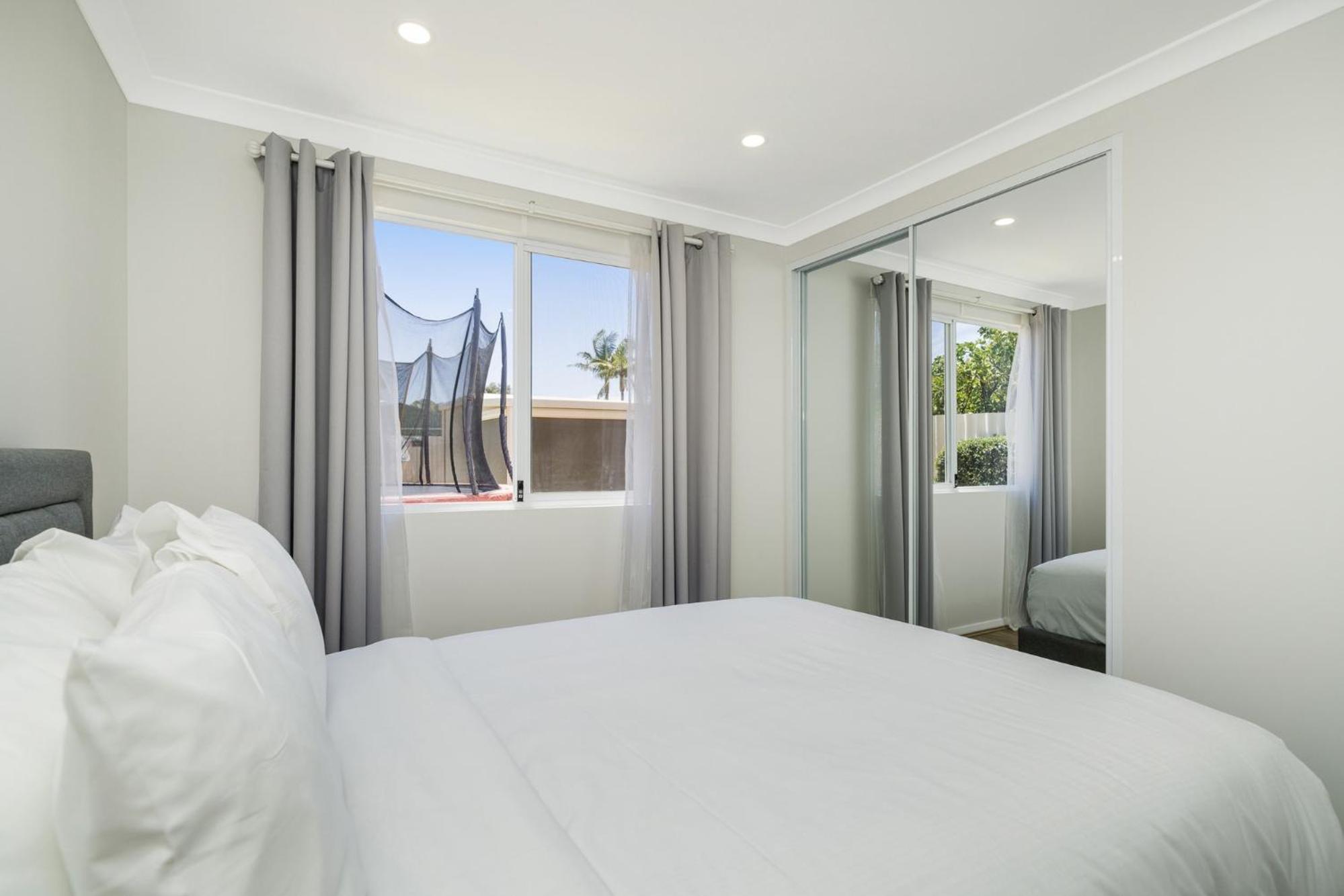 Bright and Spacious 2-Bed Thornlie Family Home