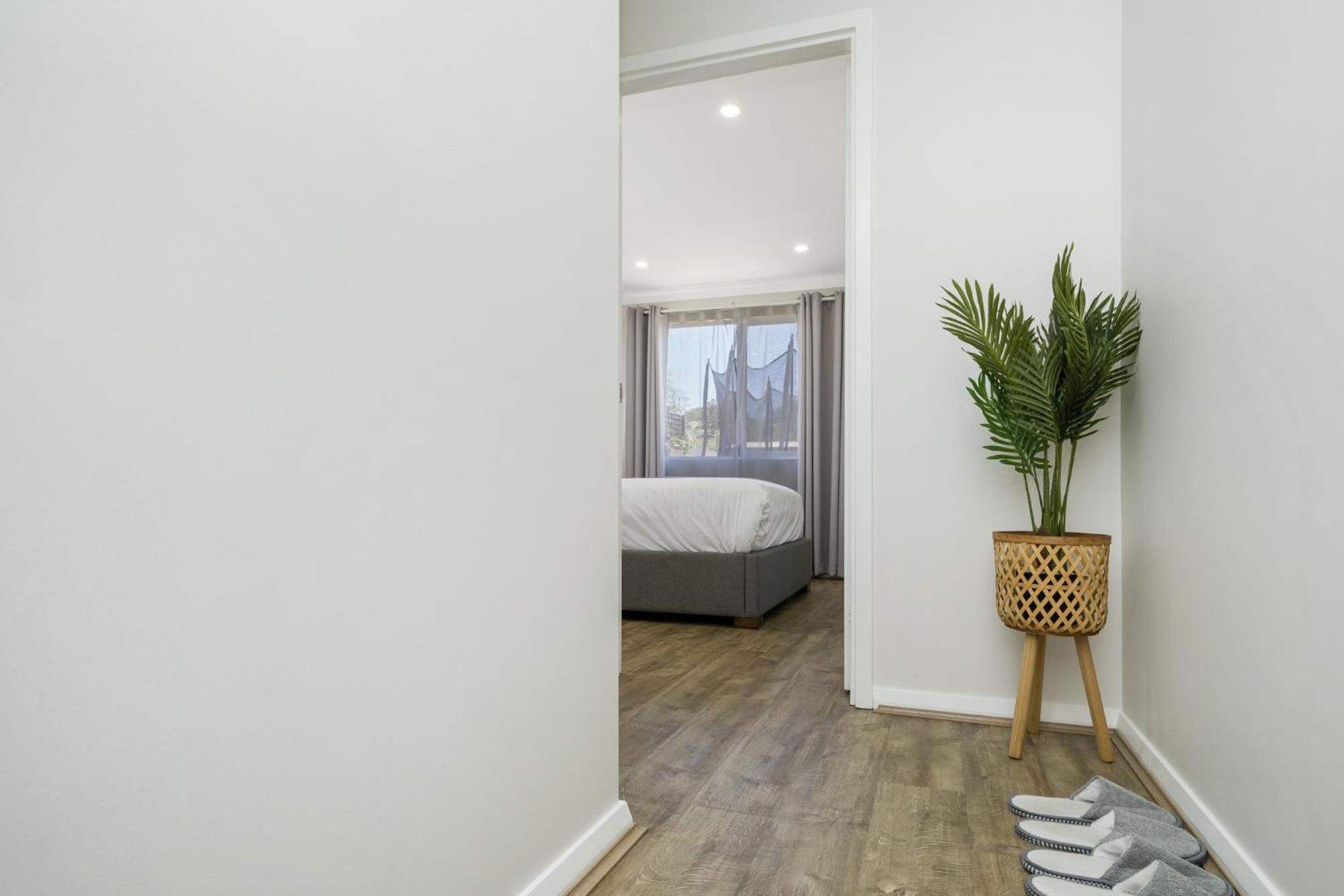 Bright and Spacious 2-Bed Thornlie Family Home