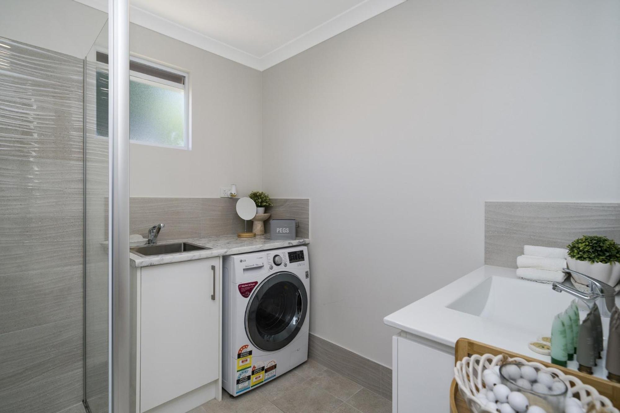 Bright and Spacious 2-Bed Thornlie Family Home