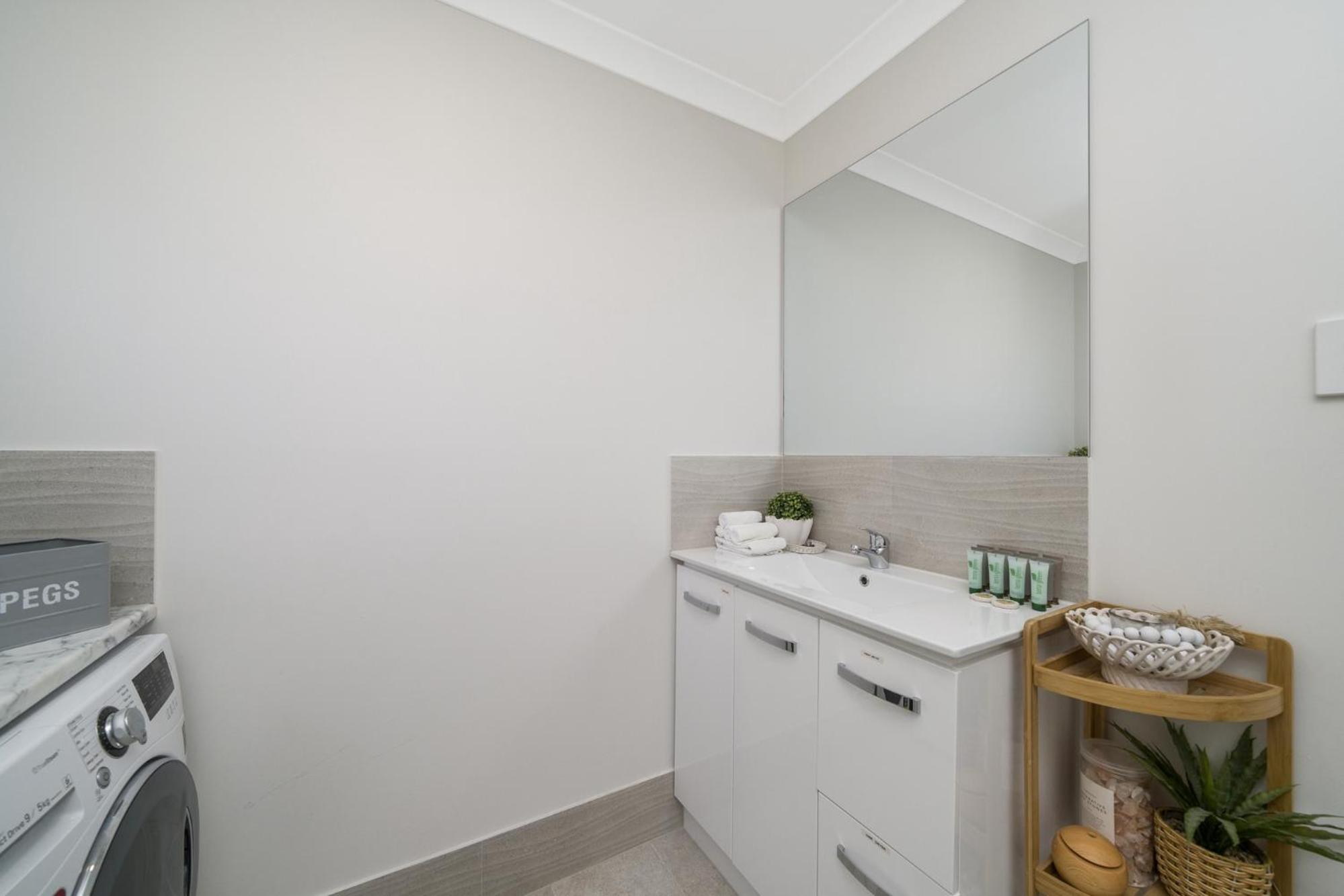 Bright and Spacious 2-Bed Thornlie Family Home