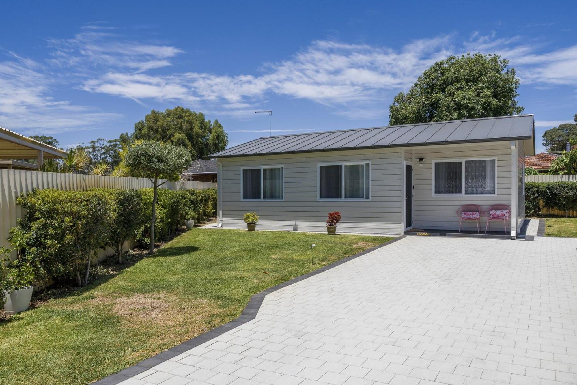 Bright and Spacious 2-Bed Thornlie Family Home