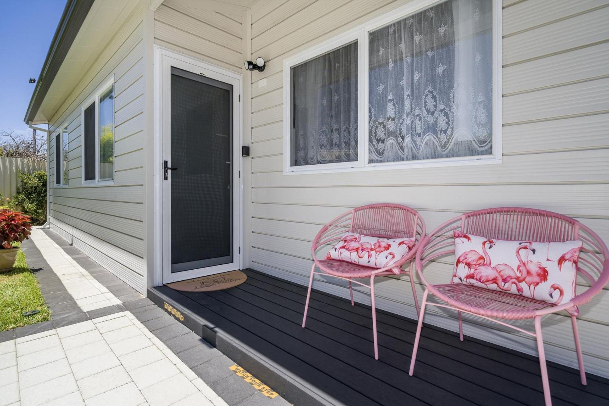 Bright and Spacious 2-Bed Thornlie Family Home