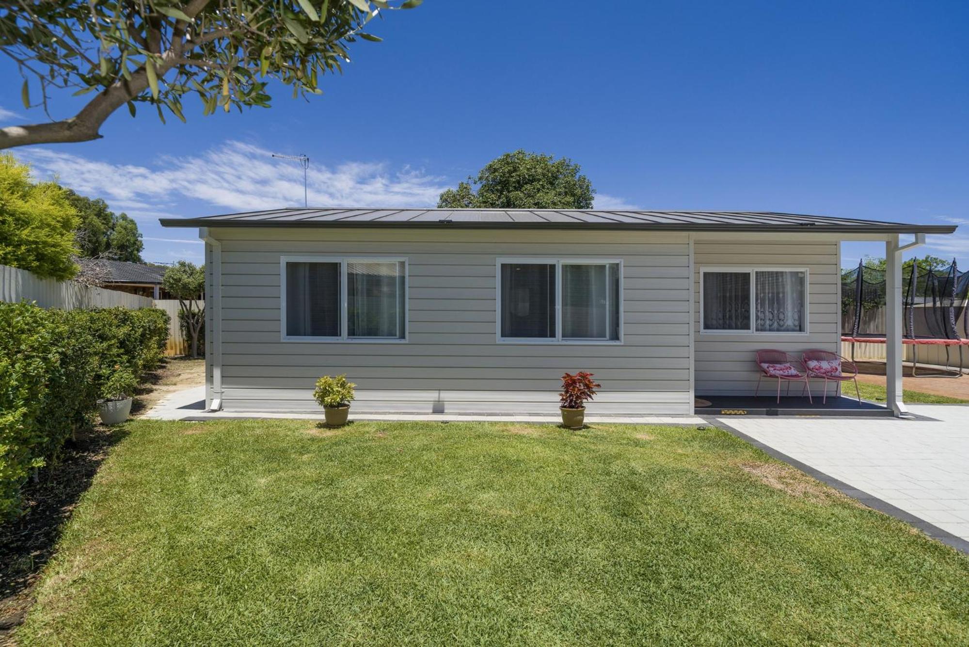 Bright and Spacious 2-Bed Thornlie Family Home